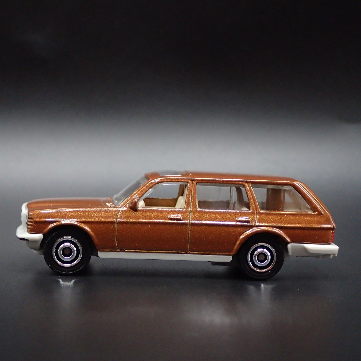 1978-1986 MERCEDES BENZ W123 STATION WAGON BROWN 1:64 SCALE DIECAST MODEL CAR