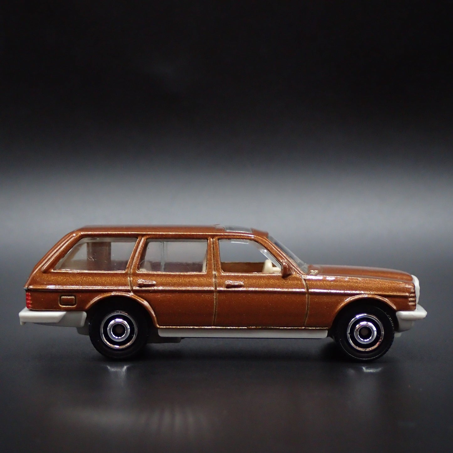 1978-1986 MERCEDES BENZ W123 STATION WAGON BROWN 1:64 SCALE DIECAST MODEL CAR