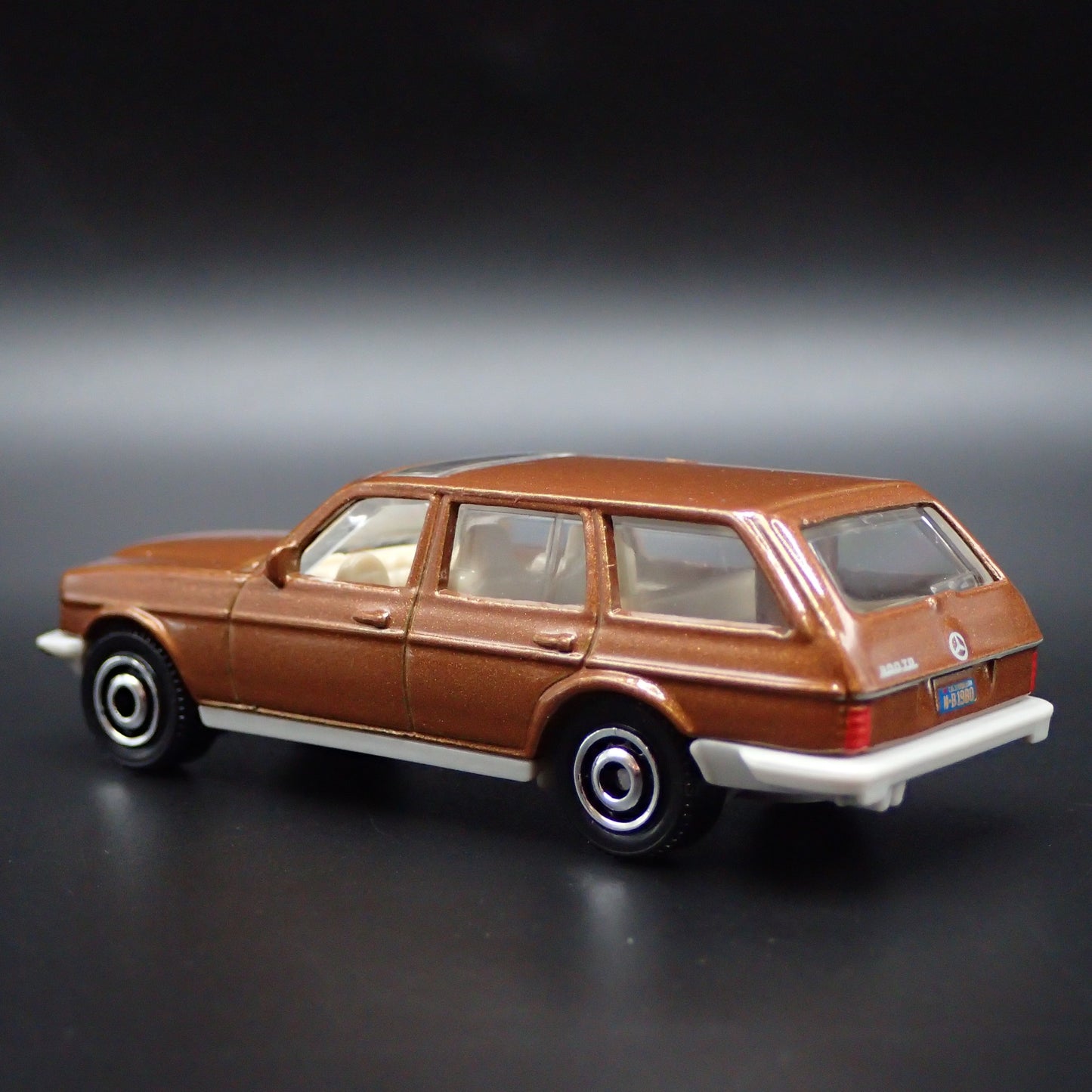 1978-1986 MERCEDES BENZ W123 STATION WAGON BROWN 1:64 SCALE DIECAST MODEL CAR