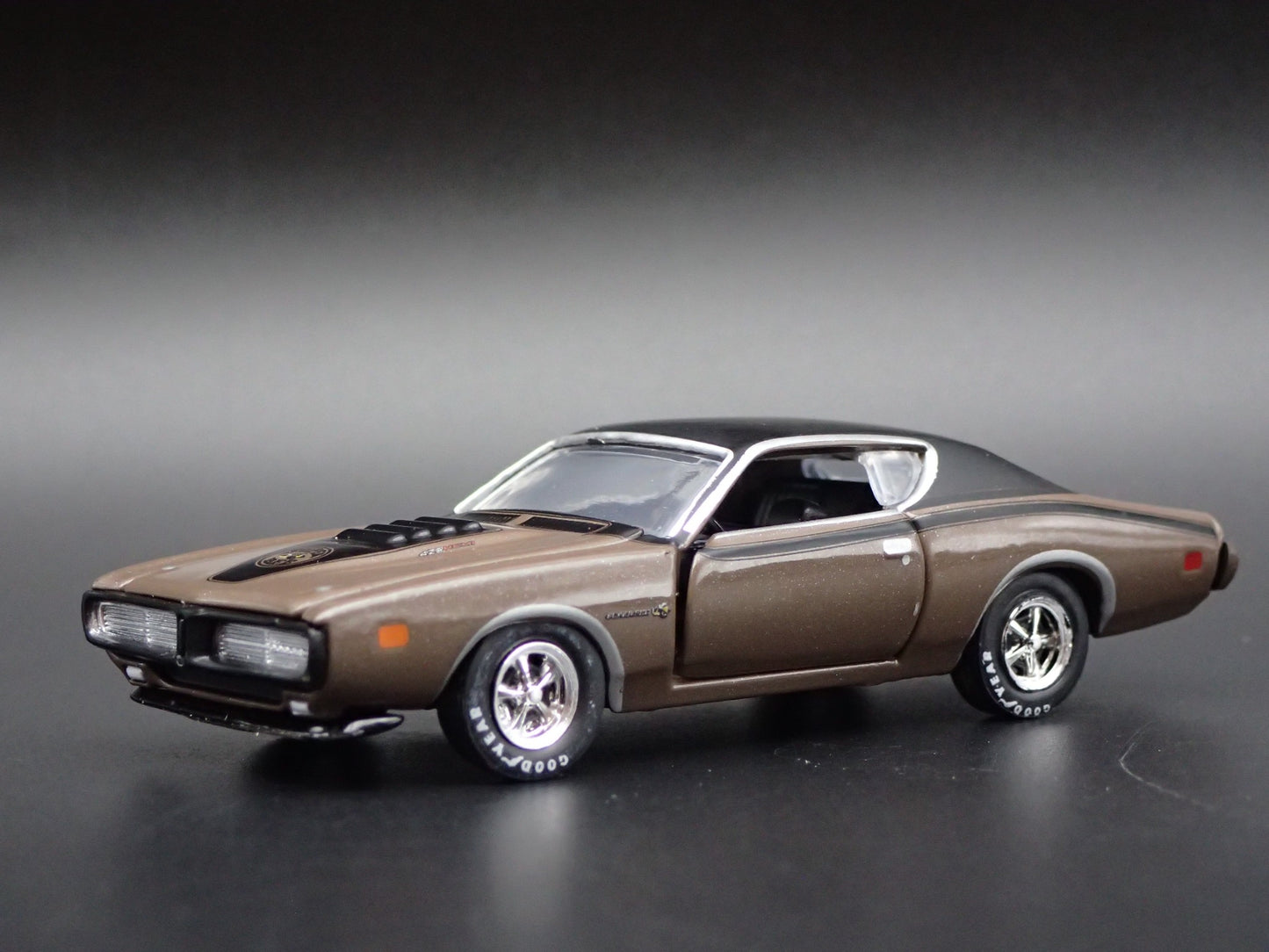1971 71 DODGE CHARGER SUPER BEE 1:64 SCALE COLLECTIBLE DIORAMA DIECAST MODEL CAR