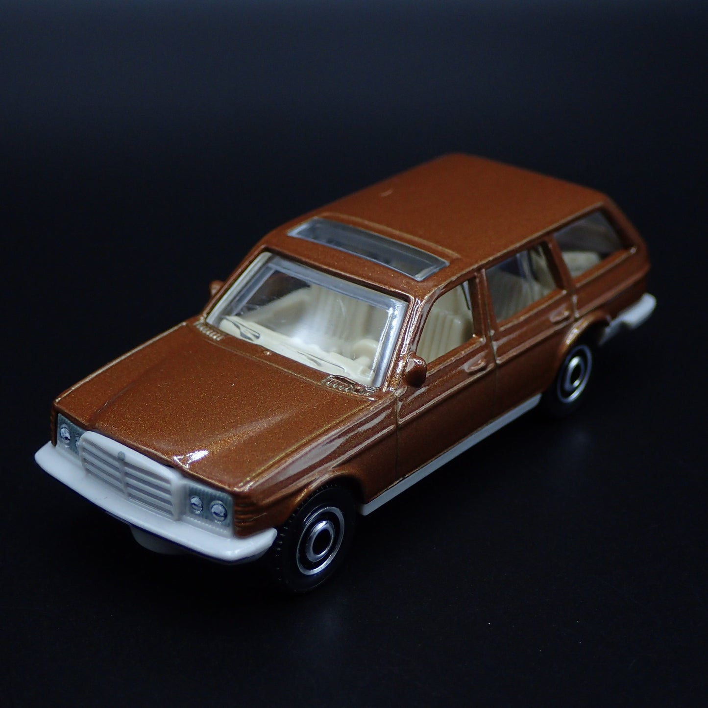 1978-1986 MERCEDES BENZ W123 STATION WAGON BROWN 1:64 SCALE DIECAST MODEL CAR
