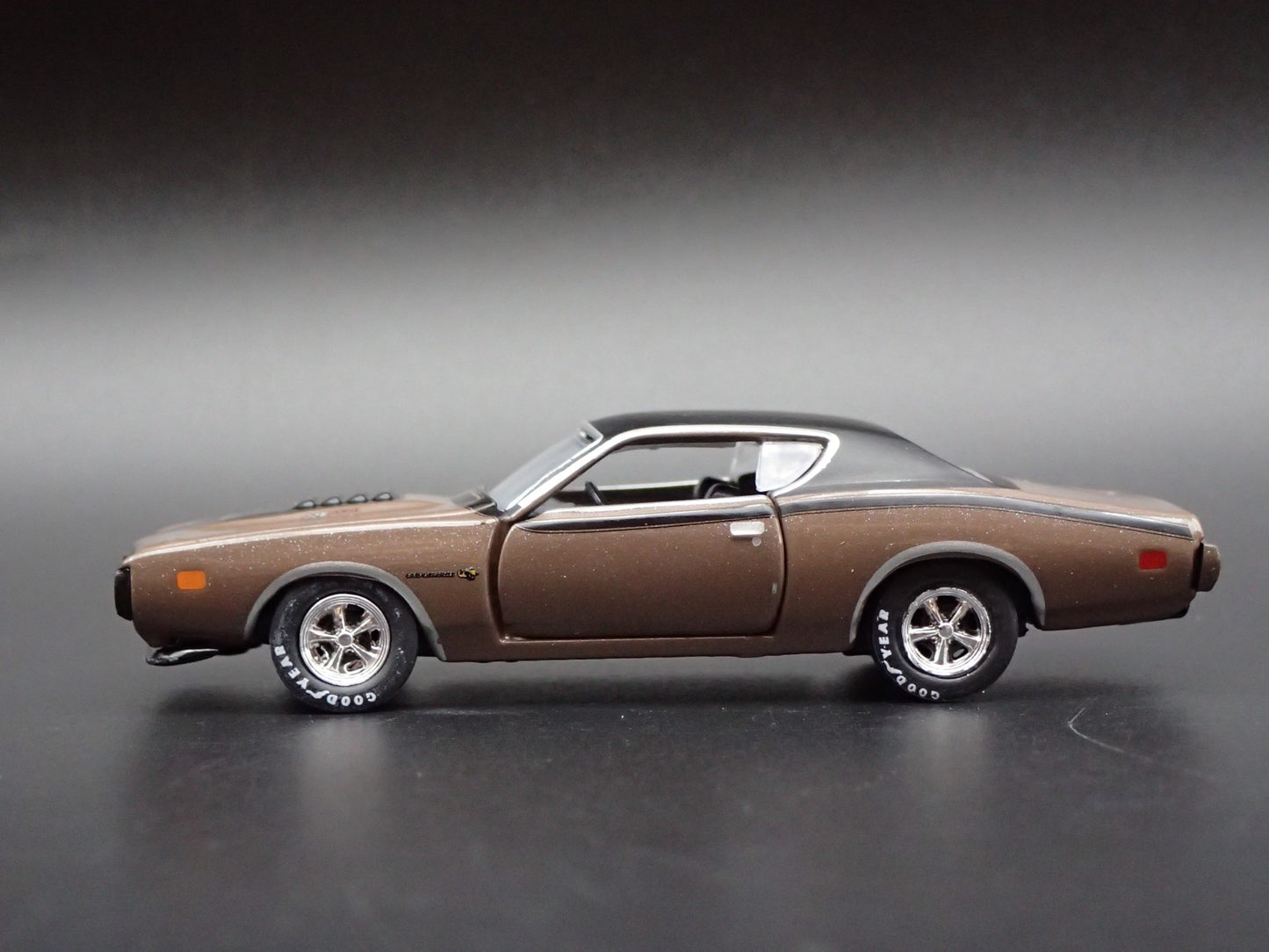1971 71 DODGE CHARGER SUPER BEE 1:64 SCALE COLLECTIBLE DIORAMA DIECAST MODEL CAR