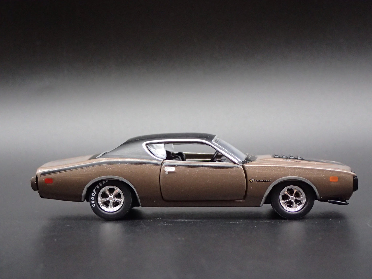 1971 71 DODGE CHARGER SUPER BEE 1:64 SCALE COLLECTIBLE DIORAMA DIECAST MODEL CAR