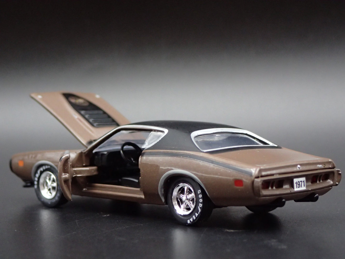 1971 71 DODGE CHARGER SUPER BEE 1:64 SCALE COLLECTIBLE DIORAMA DIECAST MODEL CAR