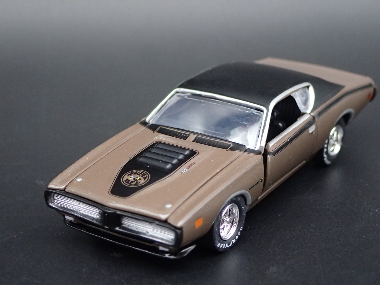 1971 71 DODGE CHARGER SUPER BEE 1:64 SCALE COLLECTIBLE DIORAMA DIECAST MODEL CAR