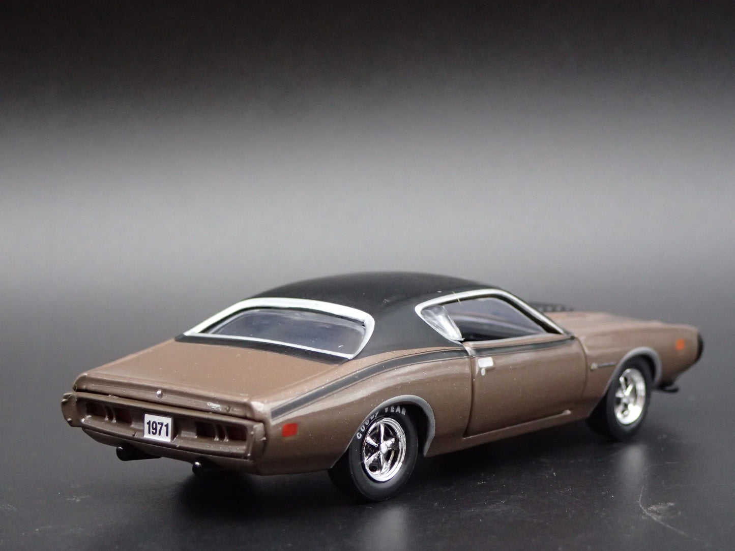 1971 71 DODGE CHARGER SUPER BEE 1:64 SCALE COLLECTIBLE DIORAMA DIECAST MODEL CAR