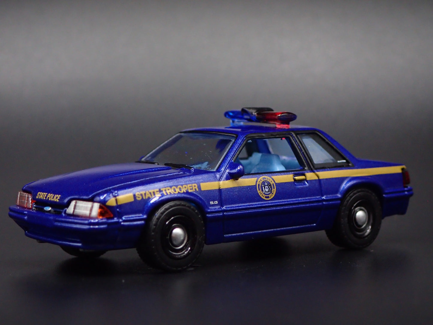 1988 88 FORD MUSTANG NEW YORK STATE POLICE 1:64 SCALE DIORAMA DIECAST MODEL CAR