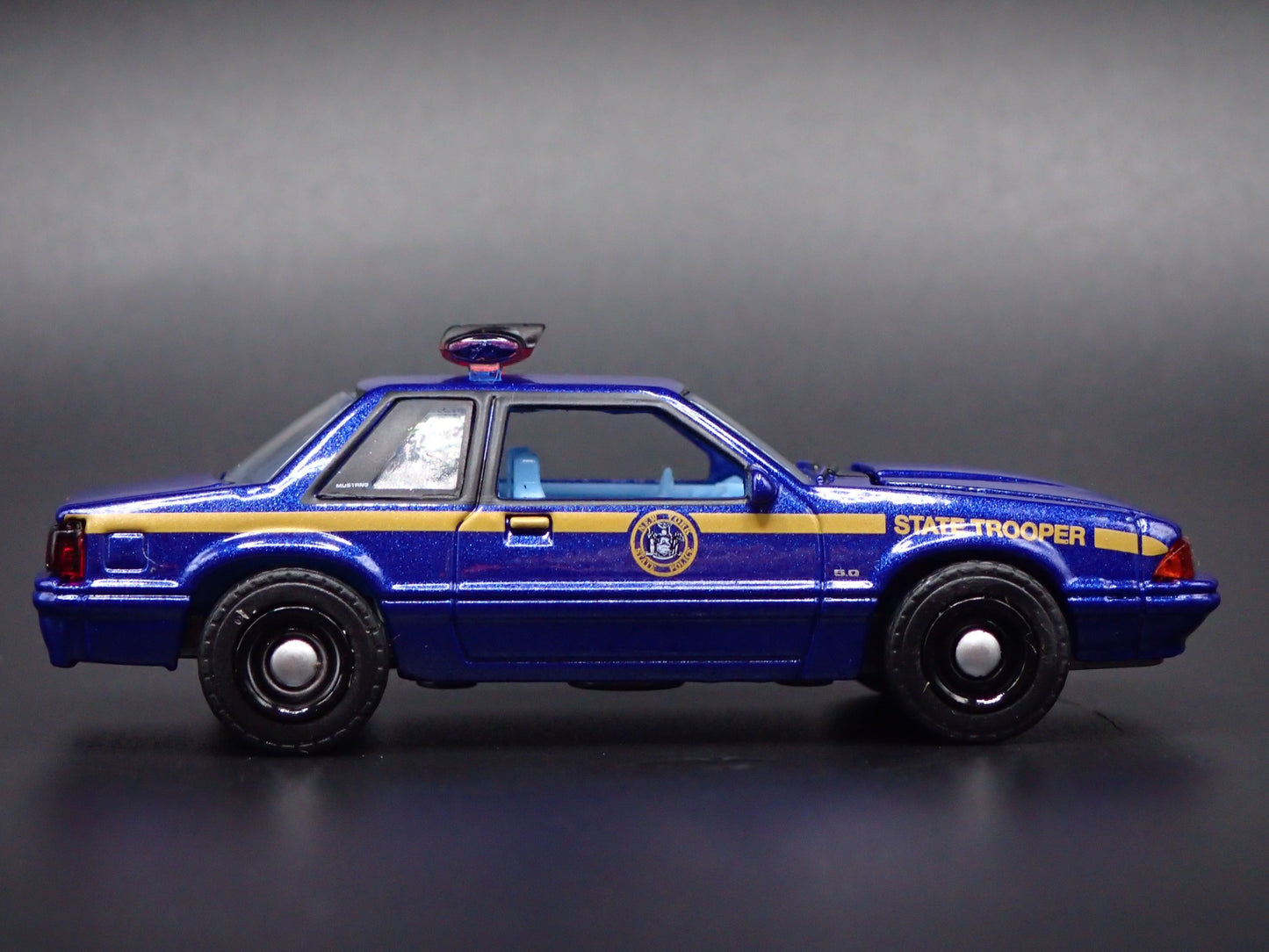 1988 88 FORD MUSTANG NEW YORK STATE POLICE 1:64 SCALE DIORAMA DIECAST MODEL CAR