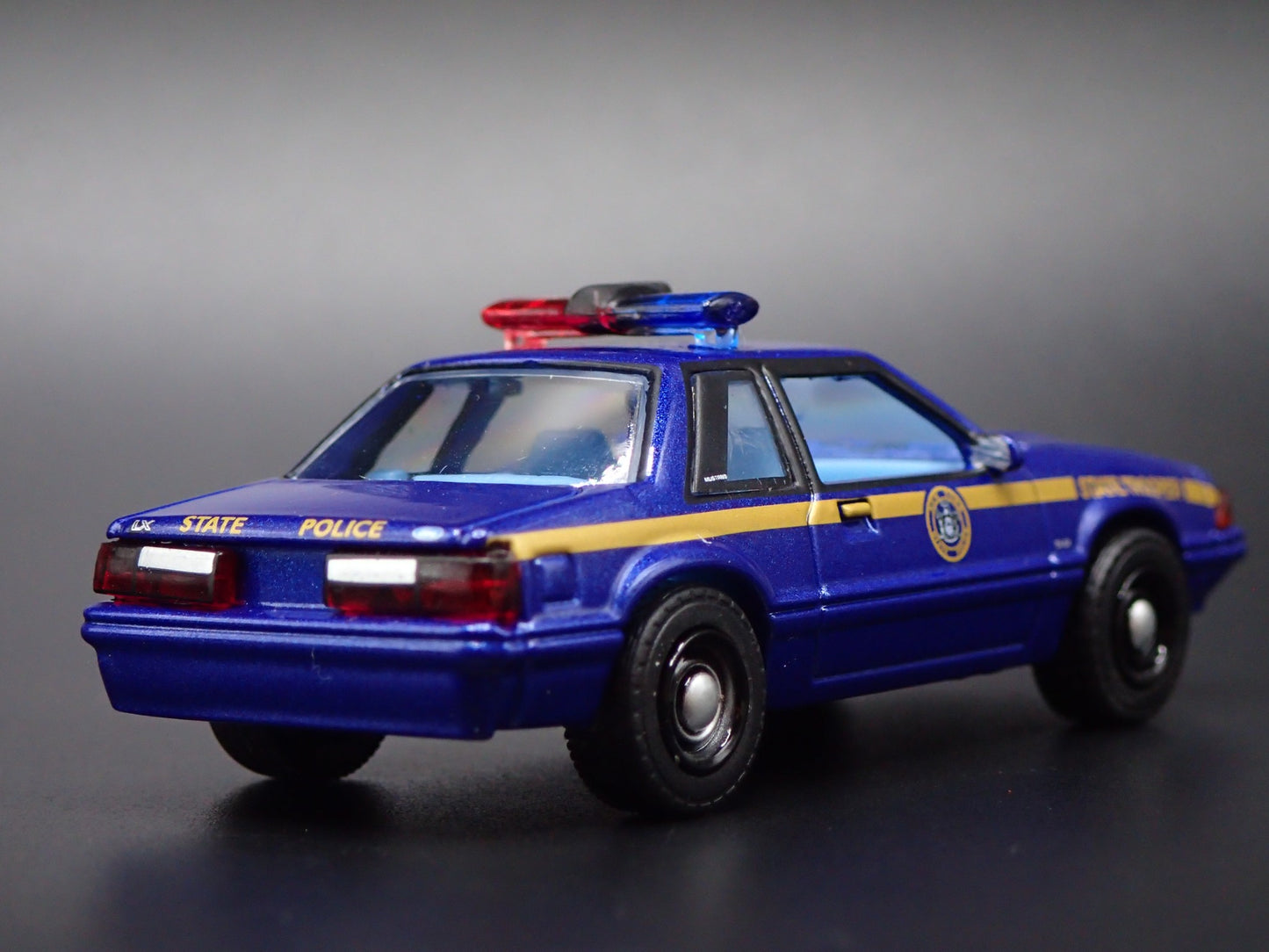 1988 88 FORD MUSTANG NEW YORK STATE POLICE 1:64 SCALE DIORAMA DIECAST MODEL CAR