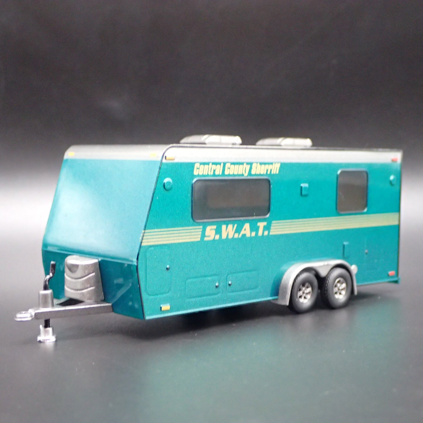 CENTRAL COUNTY SHERIFF SWAT POLICE MOBILE CAMPER 1:64 SCALE DIORAMA MODEL CAR