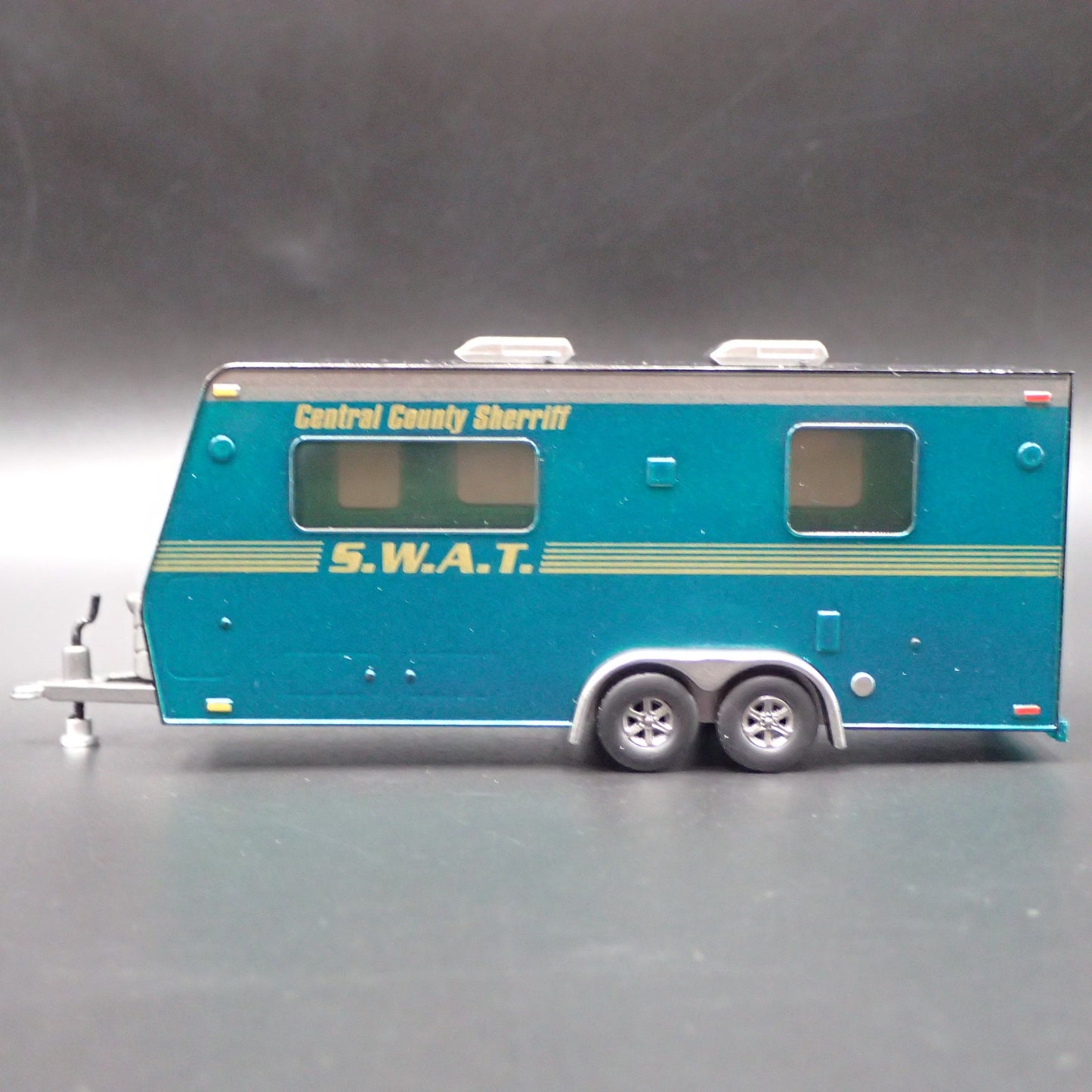 CENTRAL COUNTY SHERIFF SWAT POLICE MOBILE CAMPER 1:64 SCALE DIORAMA MODEL CAR