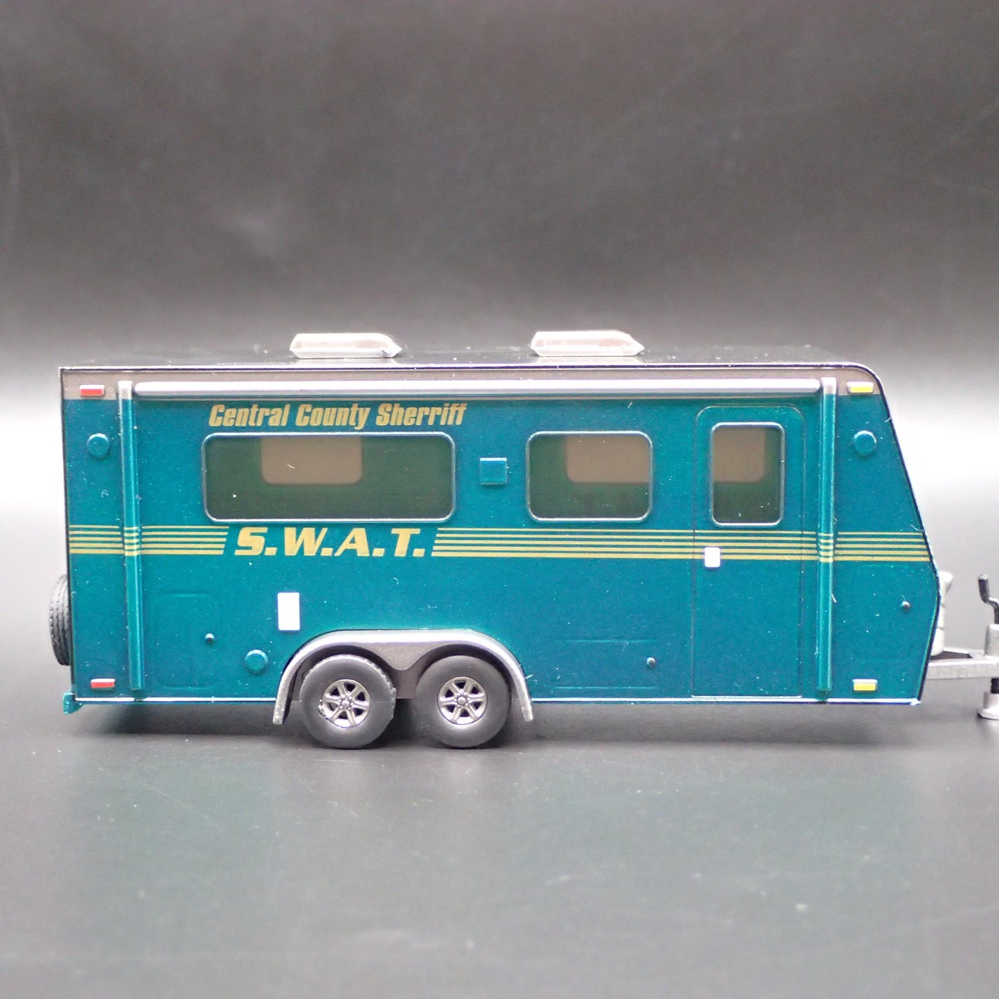 CENTRAL COUNTY SHERIFF SWAT POLICE MOBILE CAMPER 1:64 SCALE DIORAMA MODEL CAR