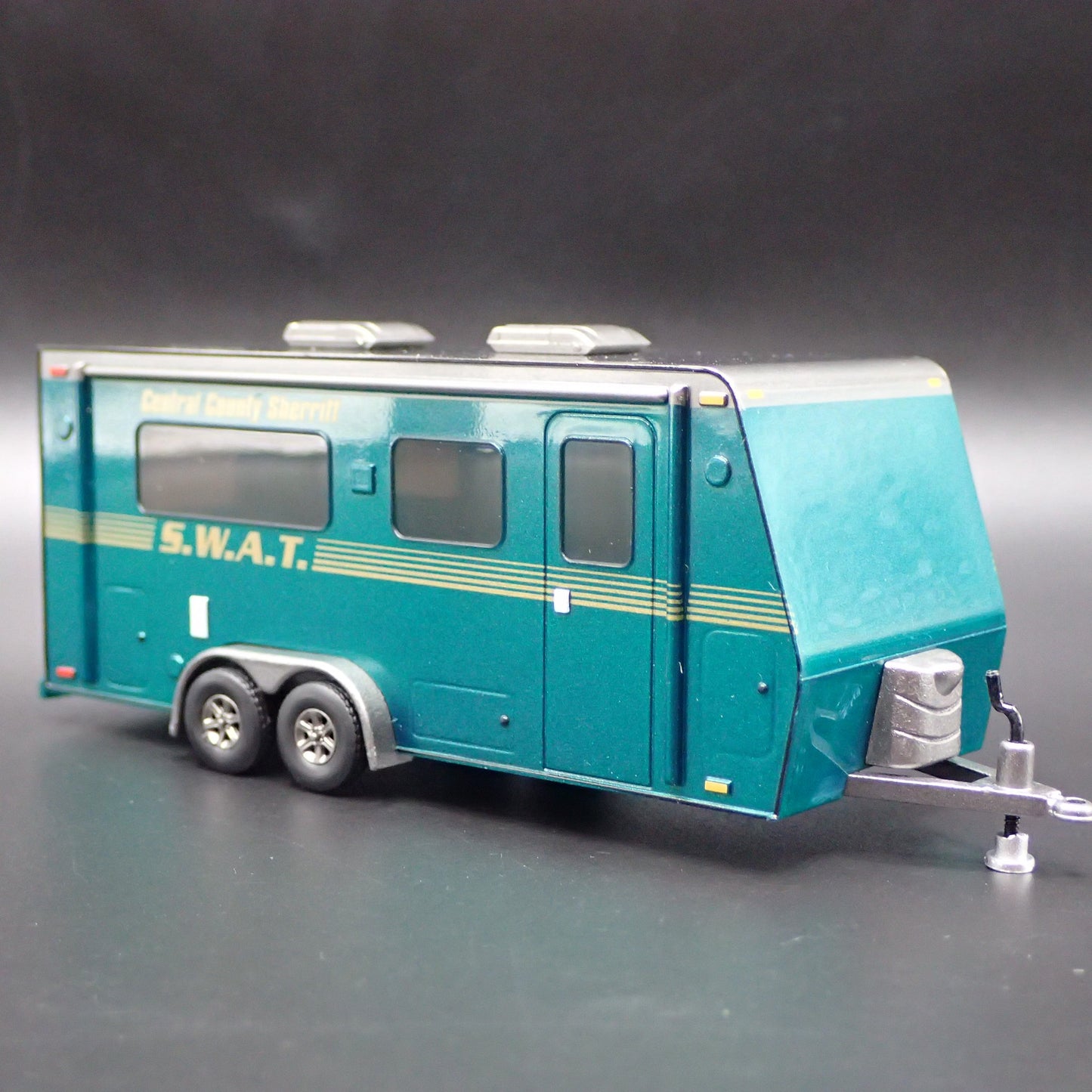 CENTRAL COUNTY SHERIFF SWAT POLICE MOBILE CAMPER 1:64 SCALE DIORAMA MODEL CAR