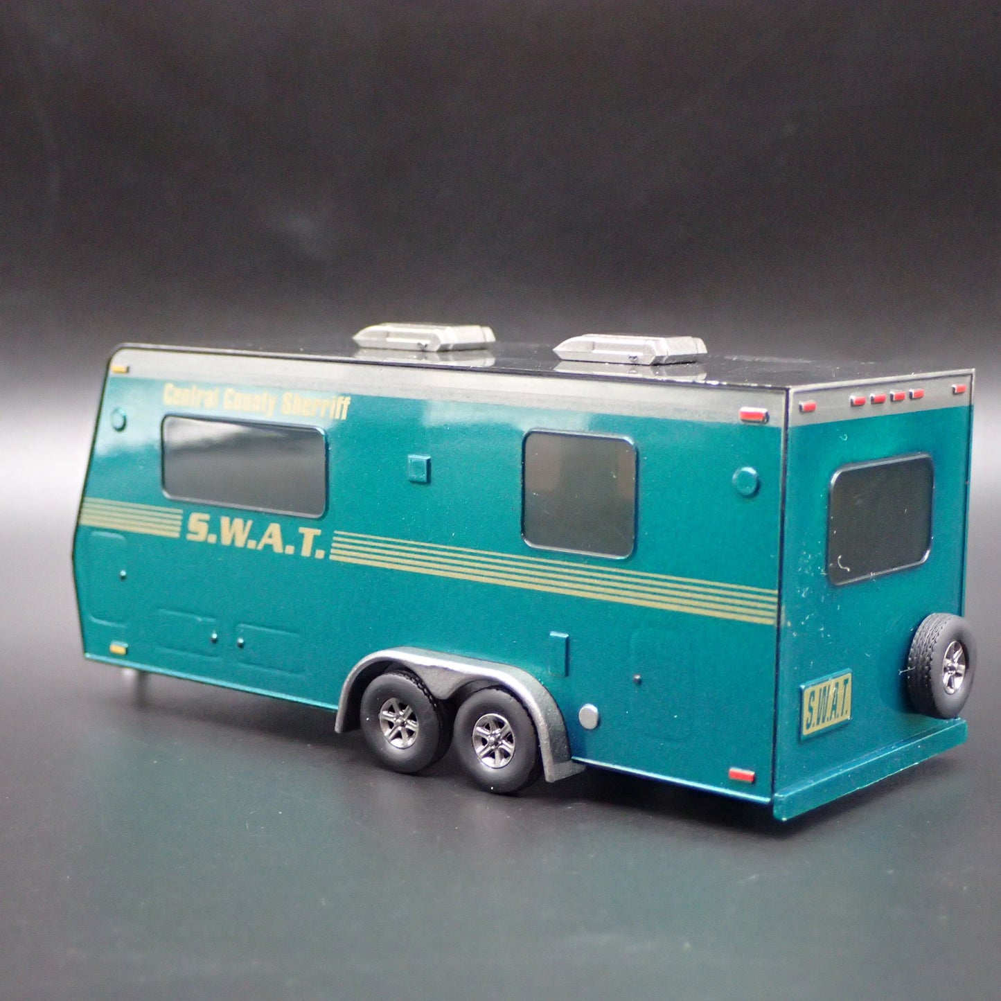 CENTRAL COUNTY SHERIFF SWAT POLICE MOBILE CAMPER 1:64 SCALE DIORAMA MODEL CAR