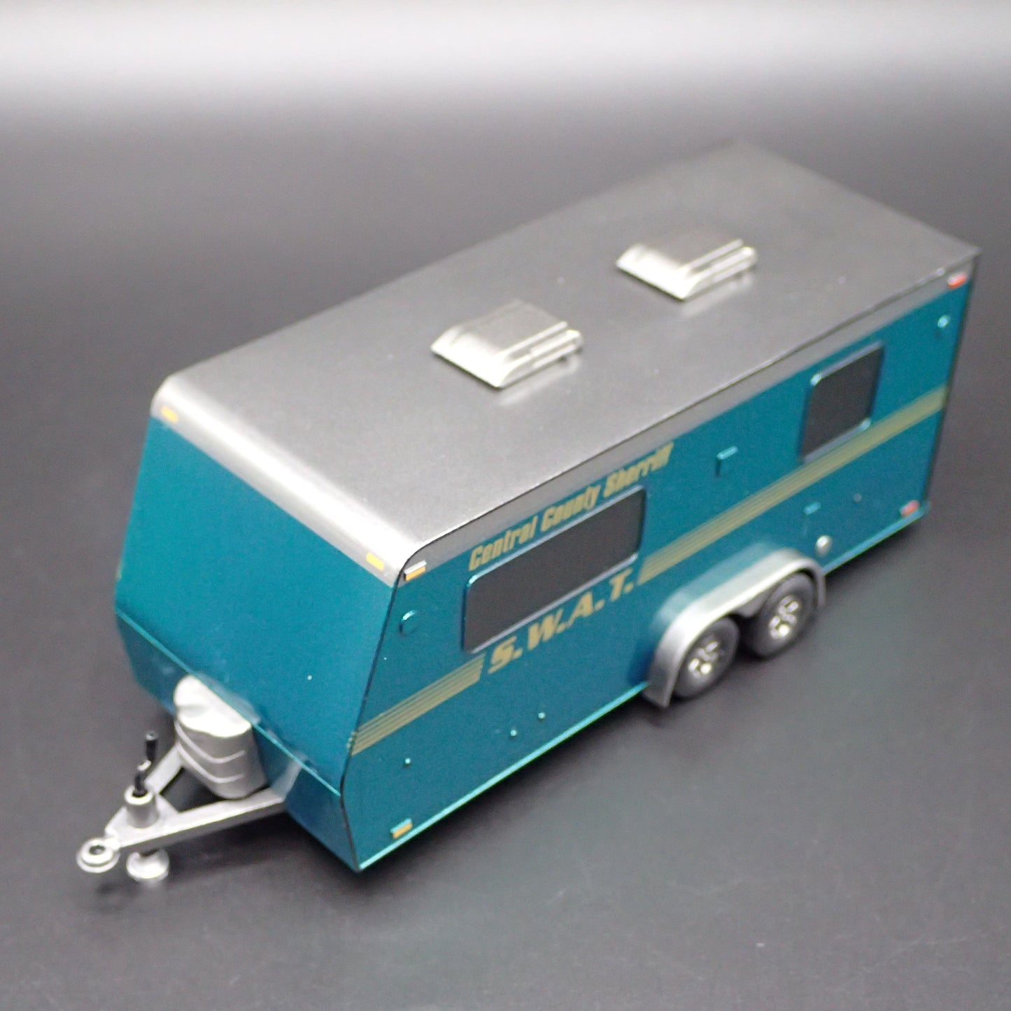 CENTRAL COUNTY SHERIFF SWAT POLICE MOBILE CAMPER 1:64 SCALE DIORAMA MODEL CAR