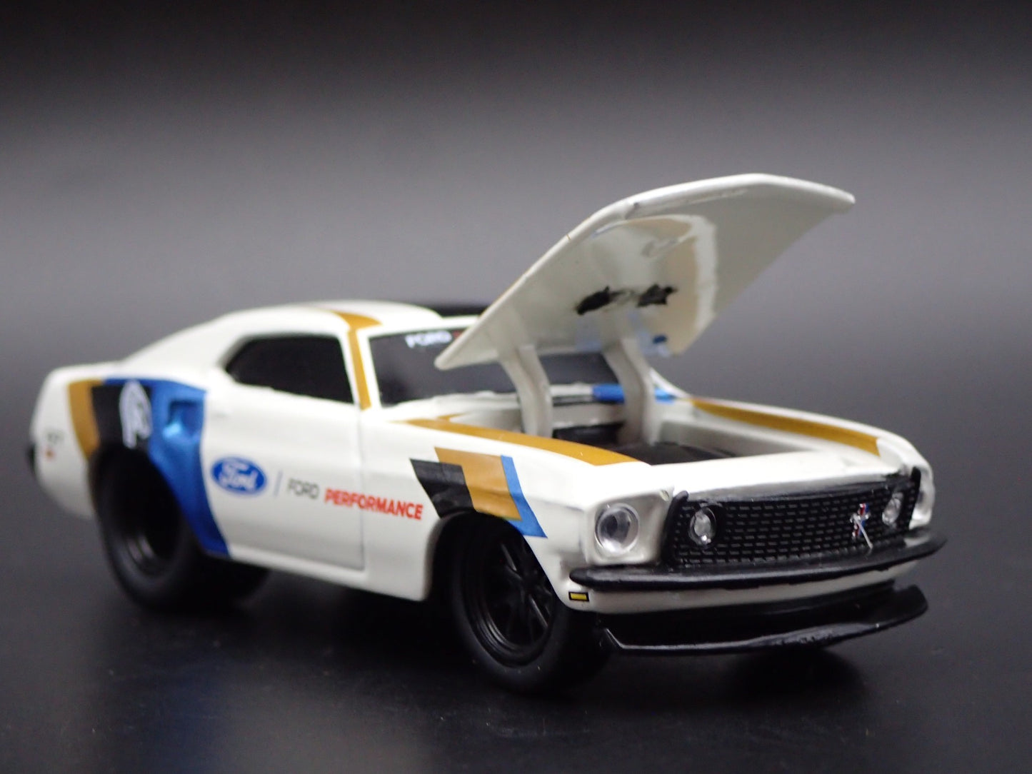 1969 69 FORD MUSTANG GT FASTBACK WHITE 1/64 SCALE DIORAMA DIECAST MODEL CAR
