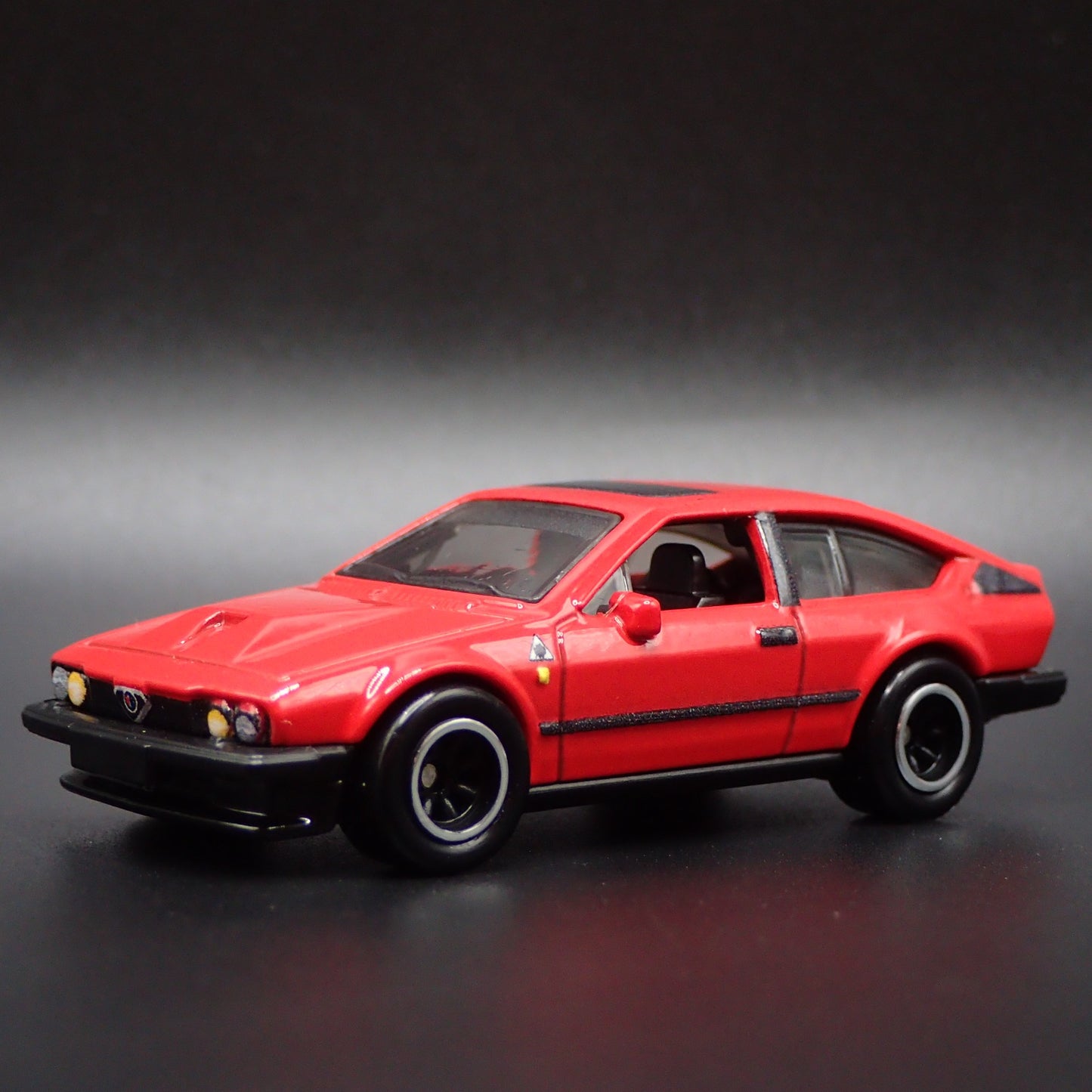 1981-1987 ALFA ROMEO GTV6 3.0 1:64 SCALE COLLECTIBLE DIORAMA DIECAST MODEL CAR