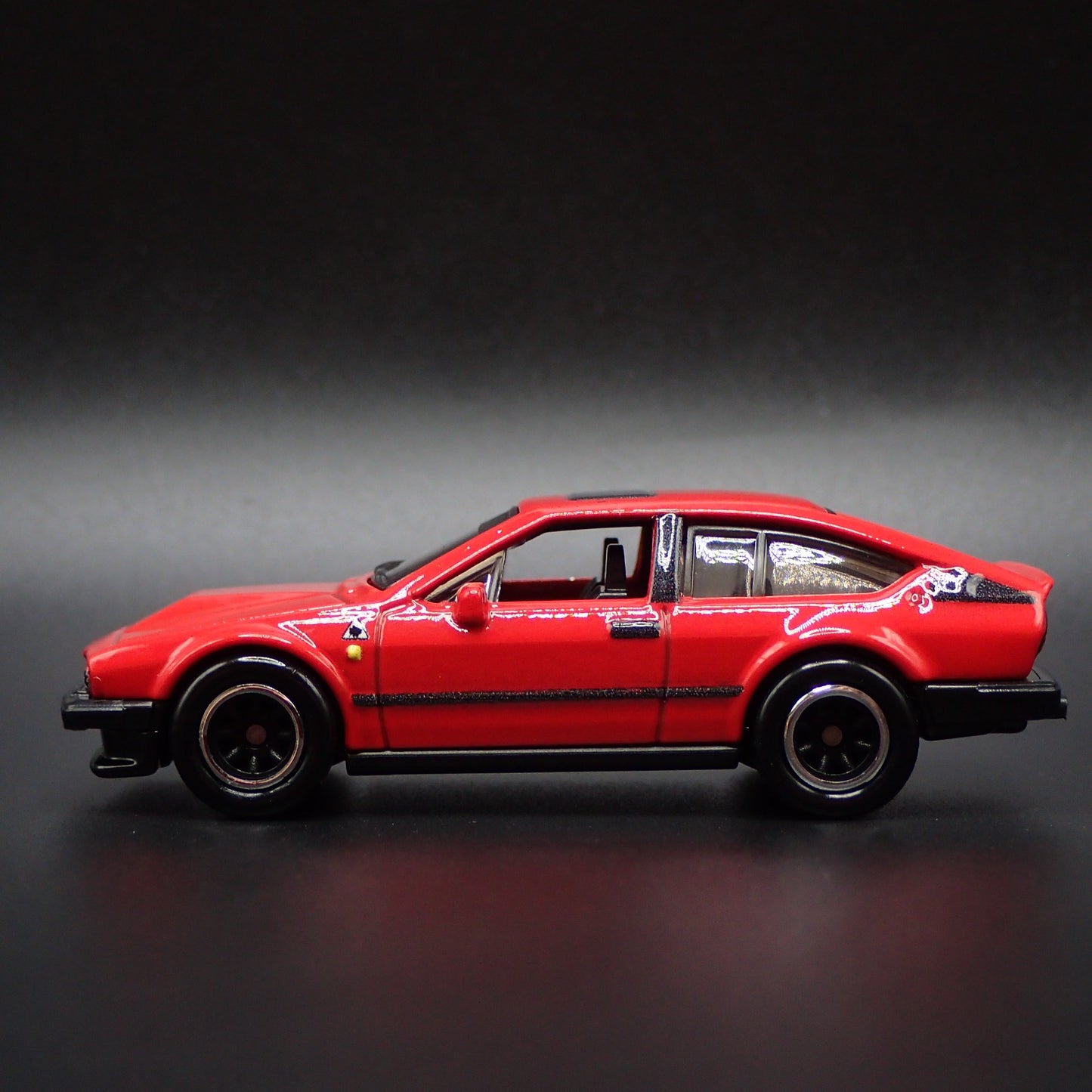 1981-1987 ALFA ROMEO GTV6 3.0 1:64 SCALE COLLECTIBLE DIORAMA DIECAST MODEL CAR
