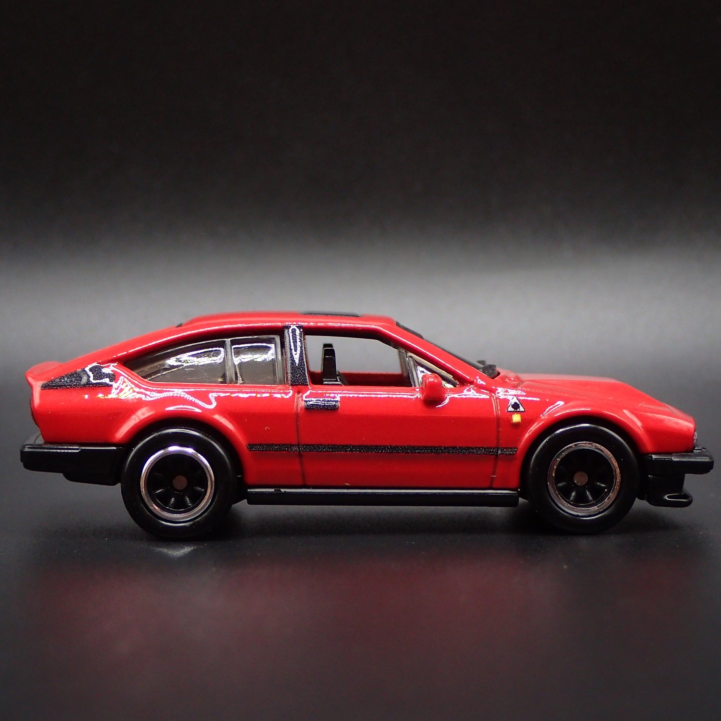 1981-1987 ALFA ROMEO GTV6 3.0 1:64 SCALE COLLECTIBLE DIORAMA DIECAST MODEL CAR