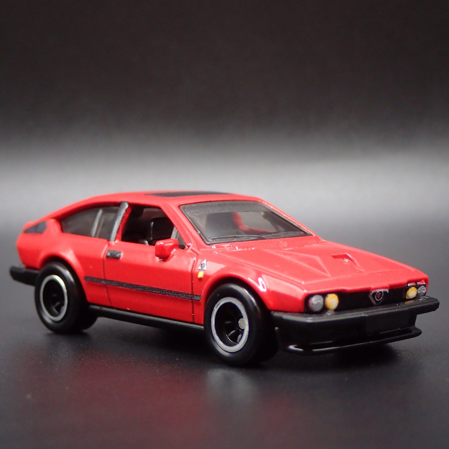 1981-1987 ALFA ROMEO GTV6 3.0 1:64 SCALE COLLECTIBLE DIORAMA DIECAST MODEL CAR