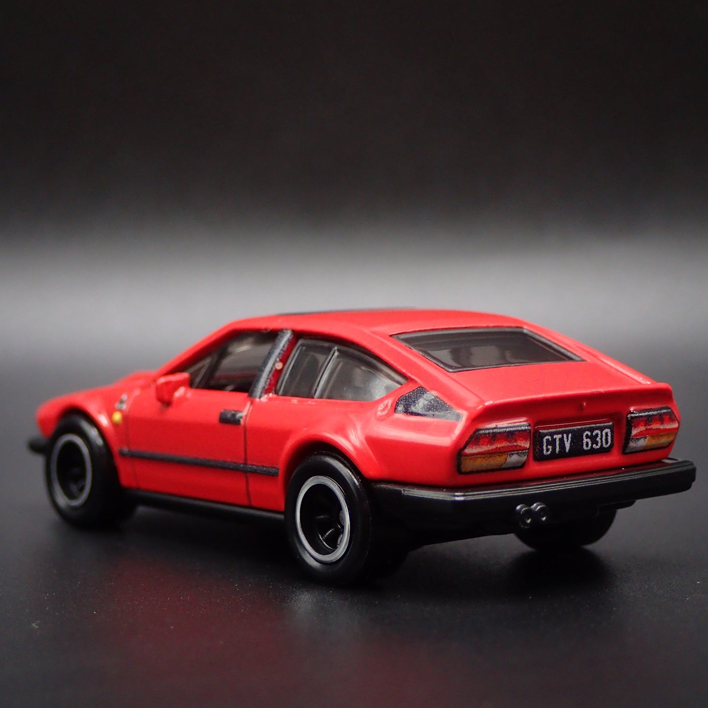 1981-1987 ALFA ROMEO GTV6 3.0 1:64 SCALE COLLECTIBLE DIORAMA DIECAST MODEL CAR