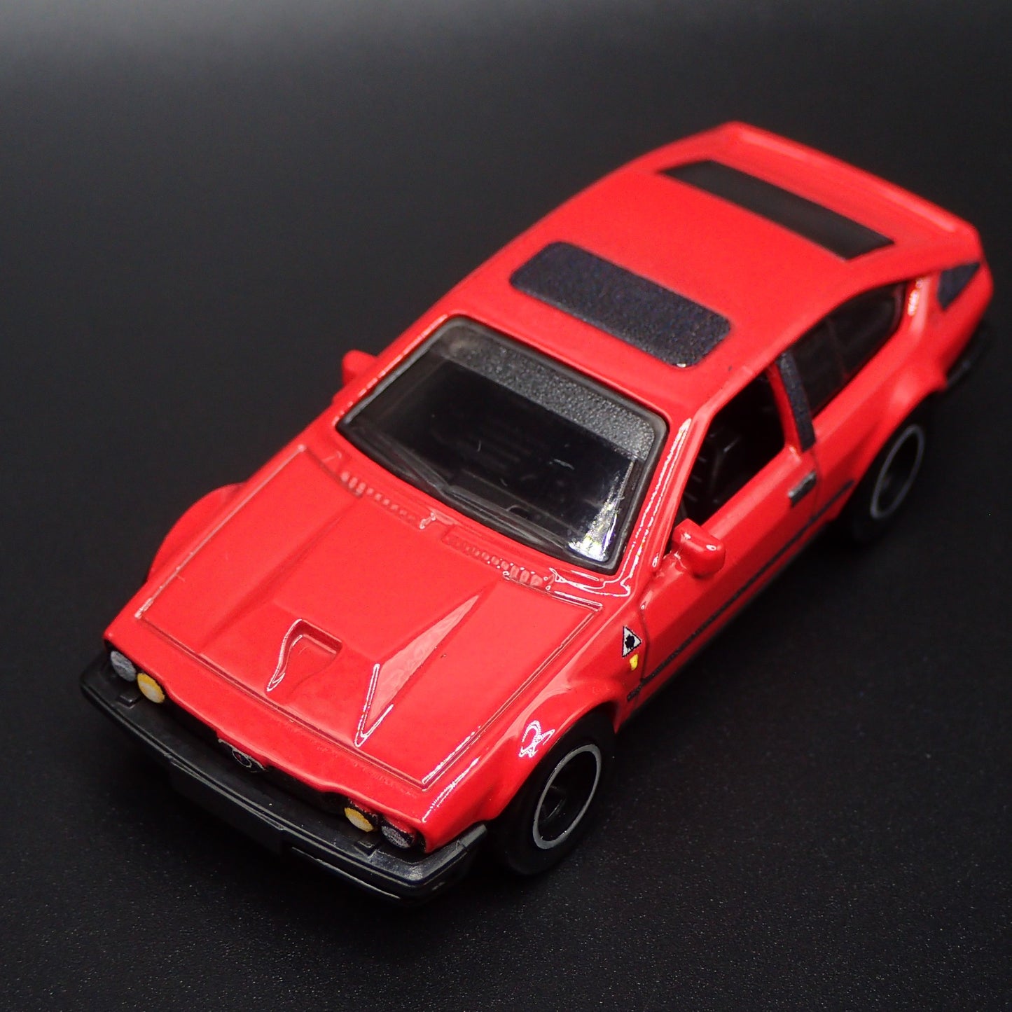 1981-1987 ALFA ROMEO GTV6 3.0 1:64 SCALE COLLECTIBLE DIORAMA DIECAST MODEL CAR