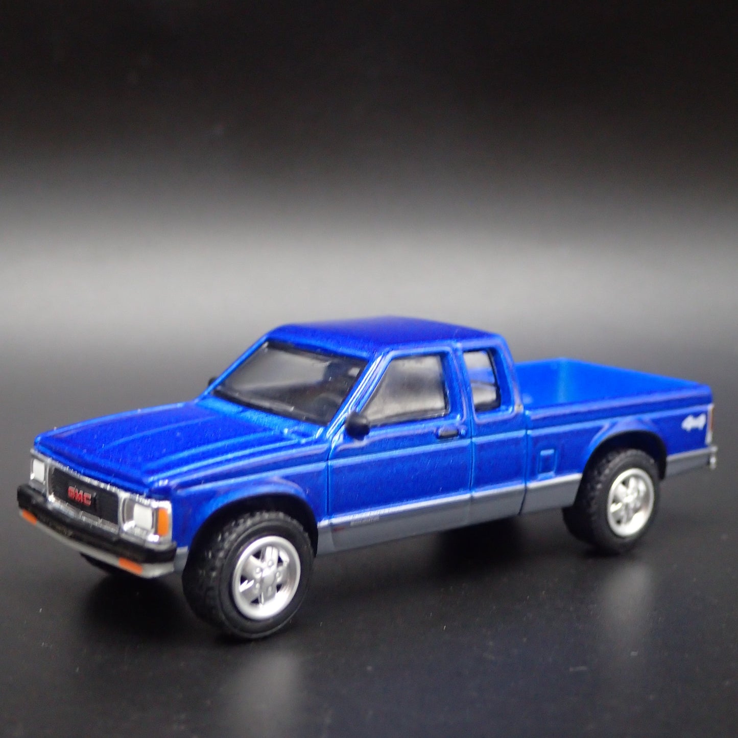 1982-1993 GMC SONOMA PICKUP TRUCK OBS BLUE 1:64 SCALE DIORAMA DIECAST MODEL CAR