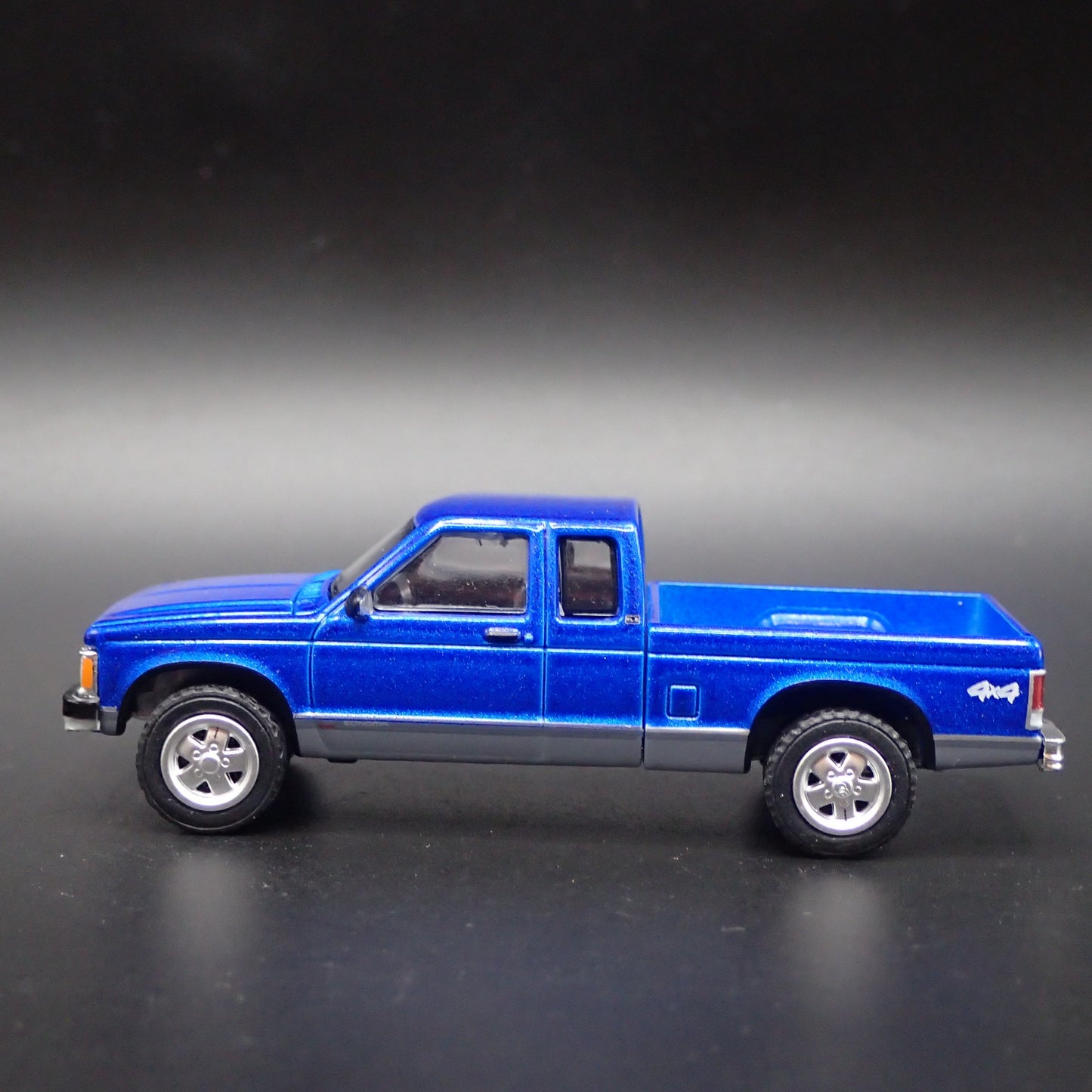 1982-1993 GMC SONOMA PICKUP TRUCK OBS BLUE 1:64 SCALE DIORAMA DIECAST MODEL CAR