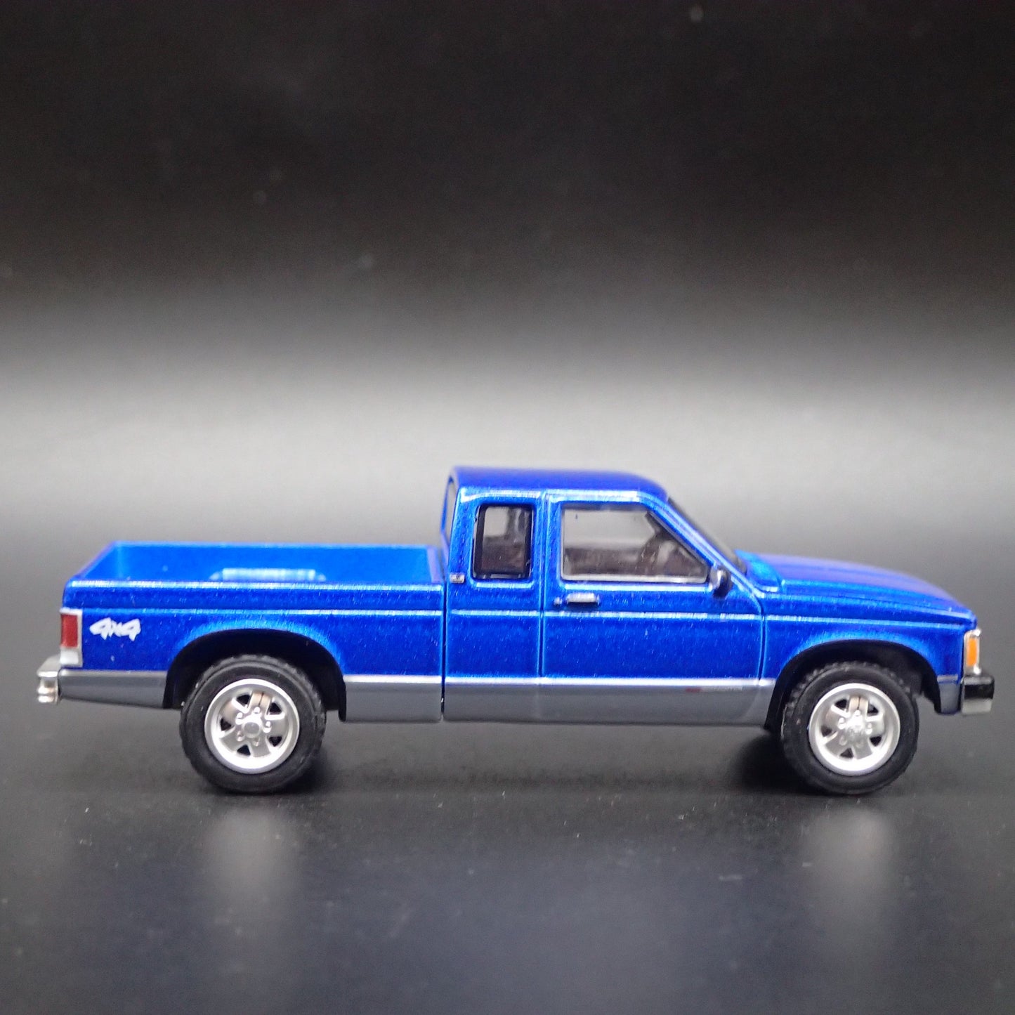 1982-1993 GMC SONOMA PICKUP TRUCK OBS BLUE 1:64 SCALE DIORAMA DIECAST MODEL CAR