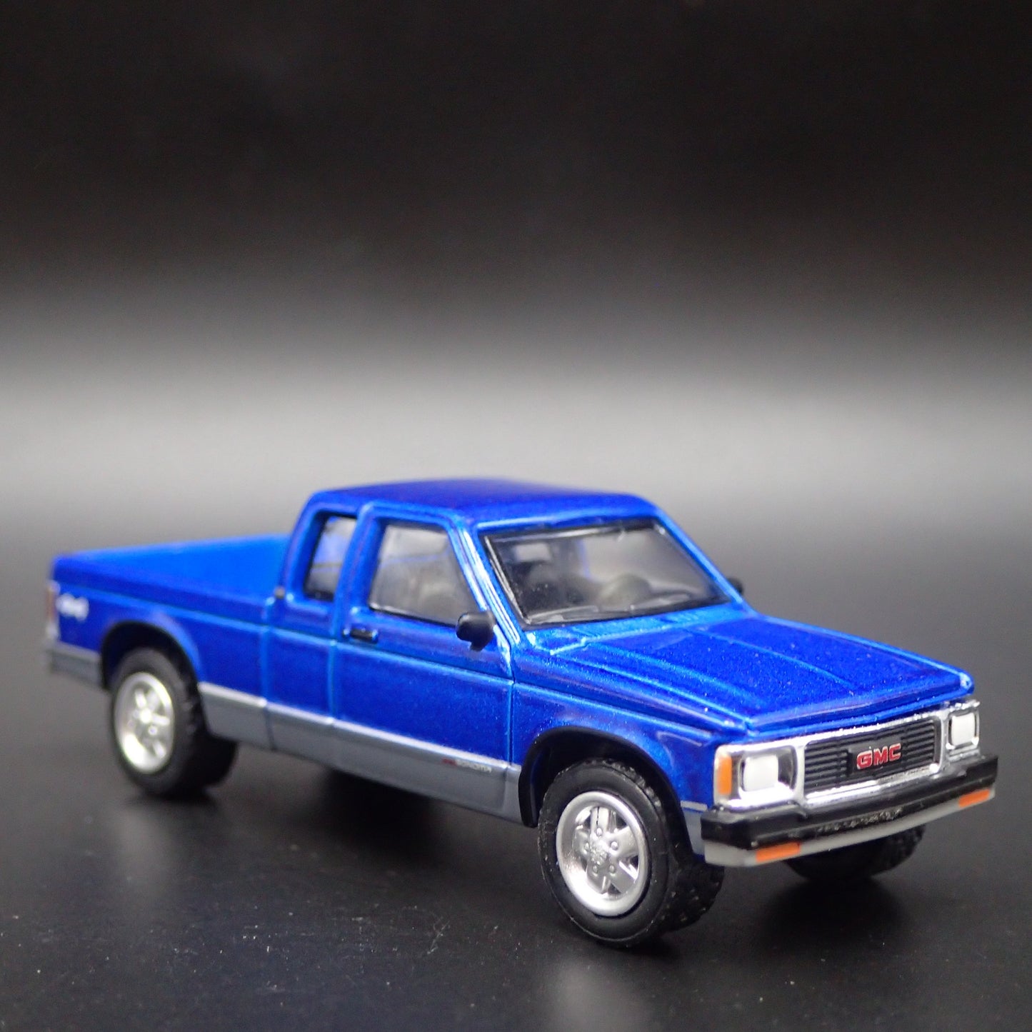 1982-1993 GMC SONOMA PICKUP TRUCK OBS BLUE 1:64 SCALE DIORAMA DIECAST MODEL CAR