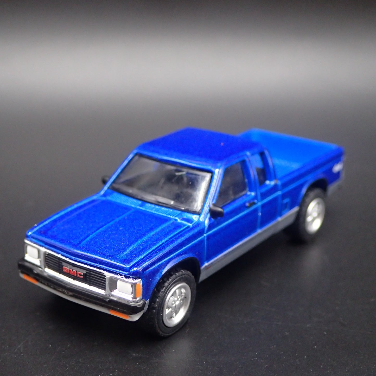 1982-1993 GMC SONOMA PICKUP TRUCK OBS BLUE 1:64 SCALE DIORAMA DIECAST MODEL CAR