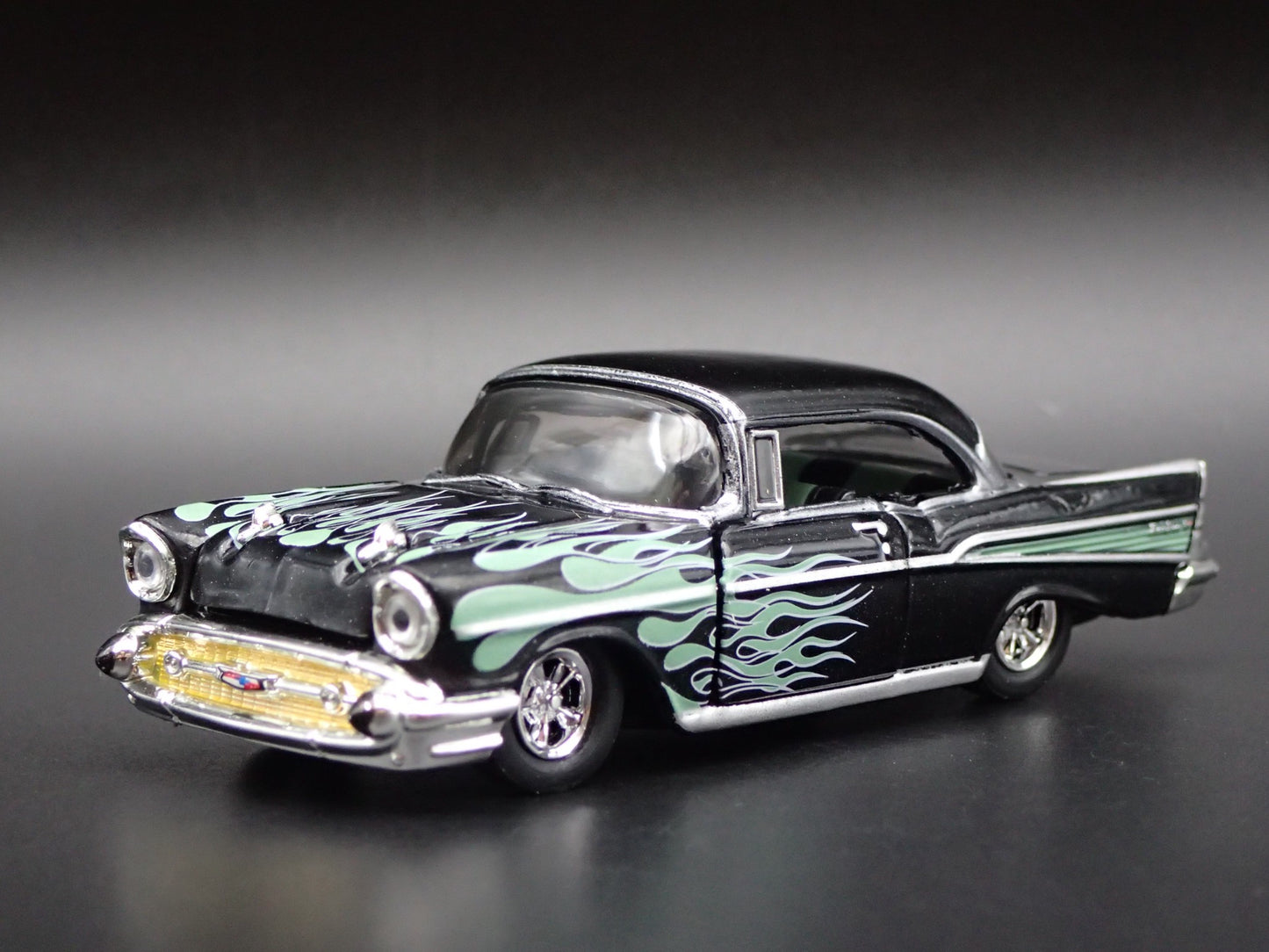 1957 57 CHEVY CHEVROLET BEL AIR 1:64 SCALE COLLECTIBLE DIORAMA DIECAST MODEL CAR