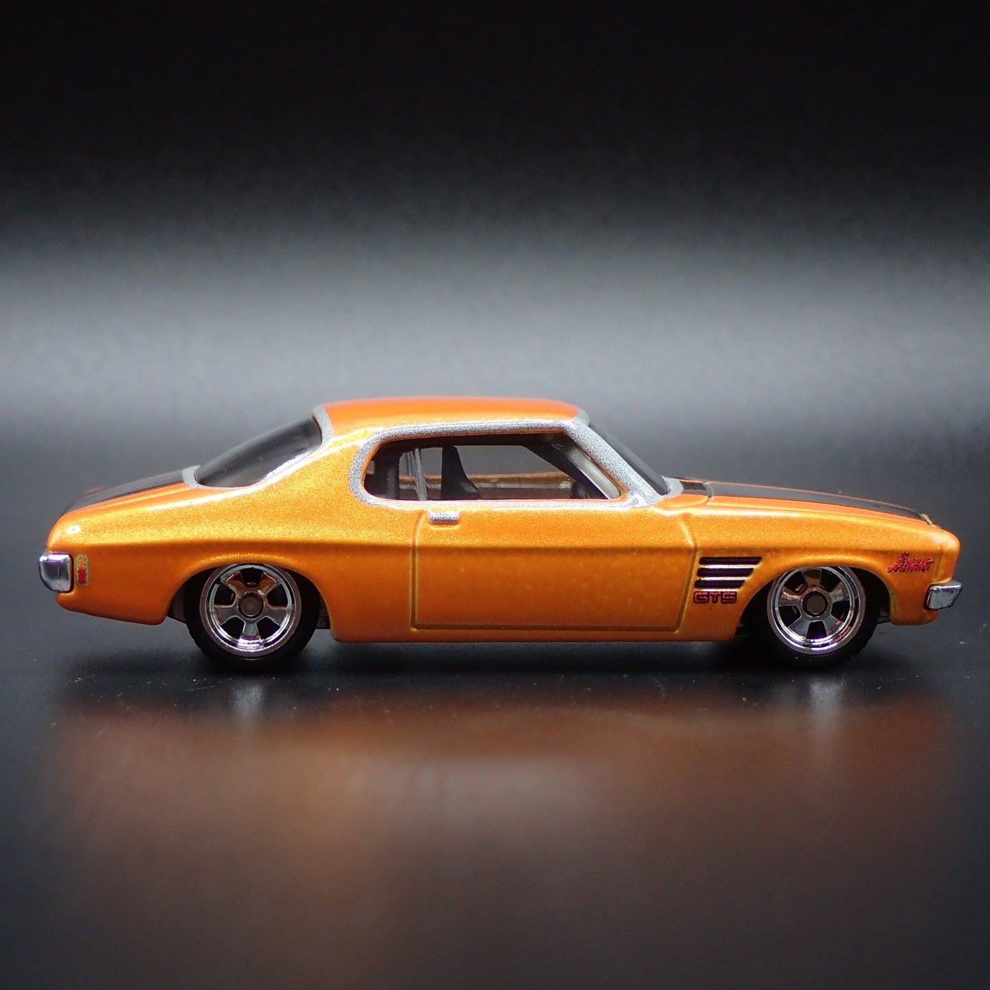 1973 73 HOLDEN MONARO GTS ORG 1:64 SCALE COLLECTIBLE DIORAMA DIECAST MODEL CAR