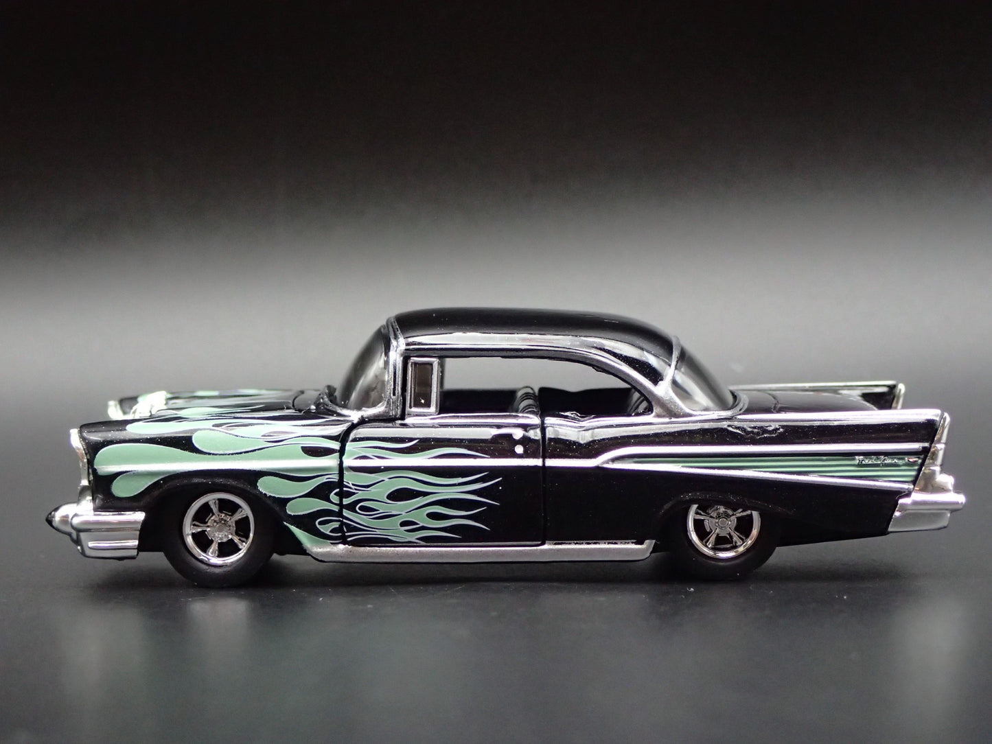 1957 57 CHEVY CHEVROLET BEL AIR 1:64 SCALE COLLECTIBLE DIORAMA DIECAST MODEL CAR