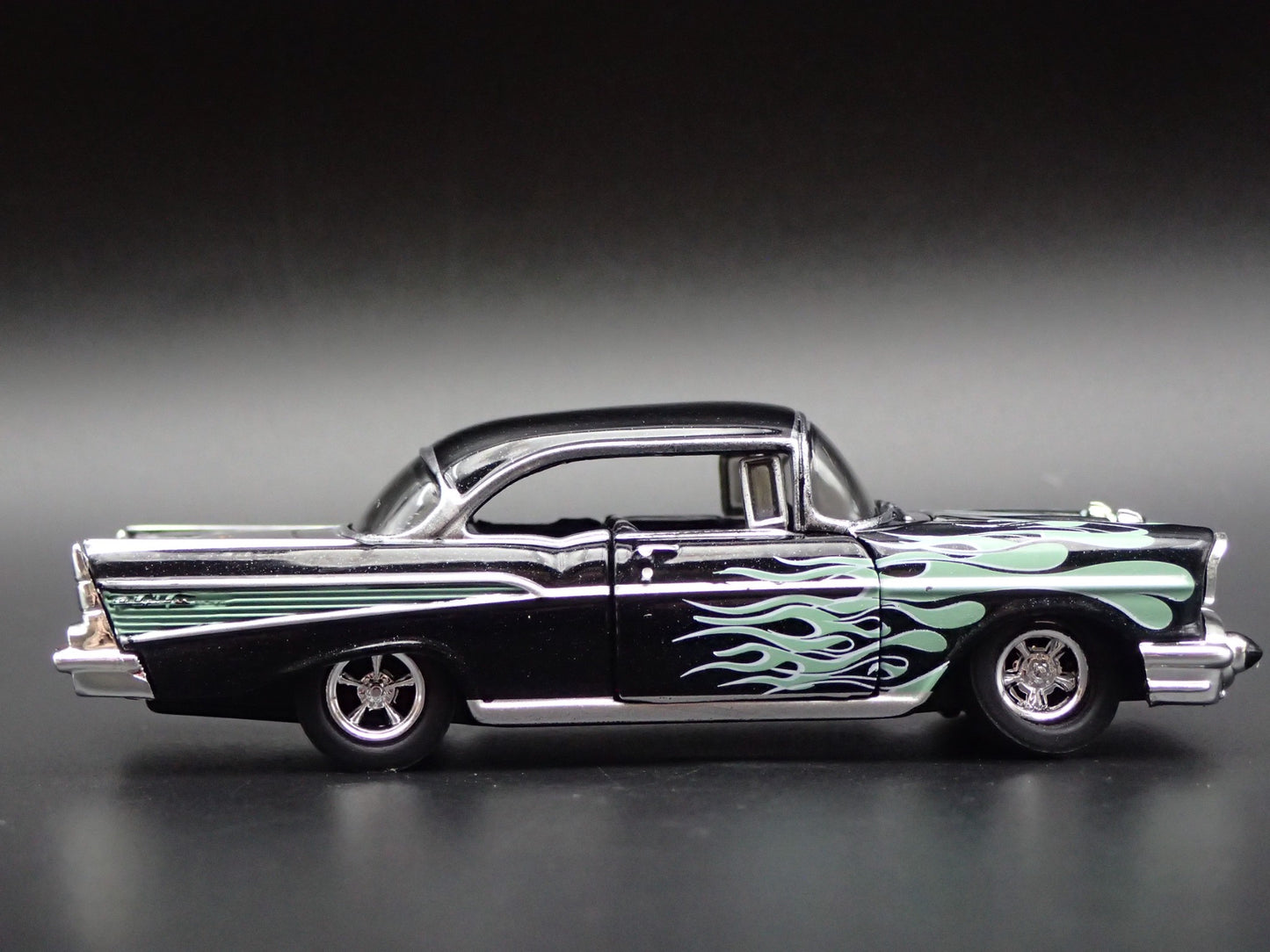 1957 57 CHEVY CHEVROLET BEL AIR 1:64 SCALE COLLECTIBLE DIORAMA DIECAST MODEL CAR