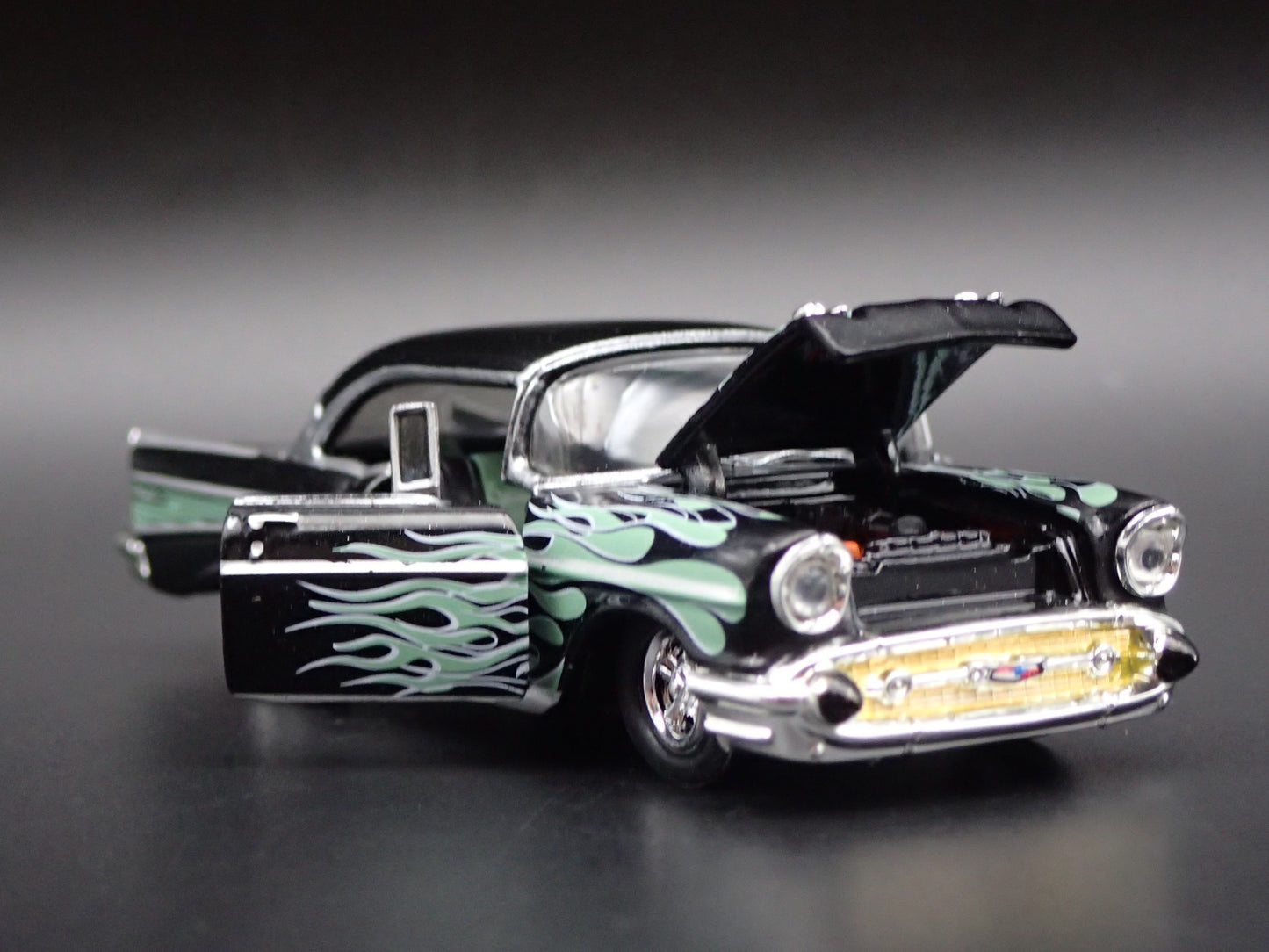 1957 57 CHEVY CHEVROLET BEL AIR 1:64 SCALE COLLECTIBLE DIORAMA DIECAST MODEL CAR