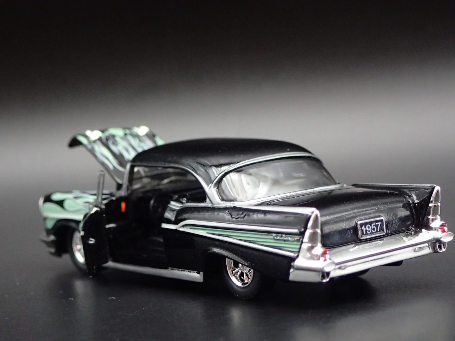 1957 57 CHEVY CHEVROLET BEL AIR 1:64 SCALE COLLECTIBLE DIORAMA DIECAST MODEL CAR