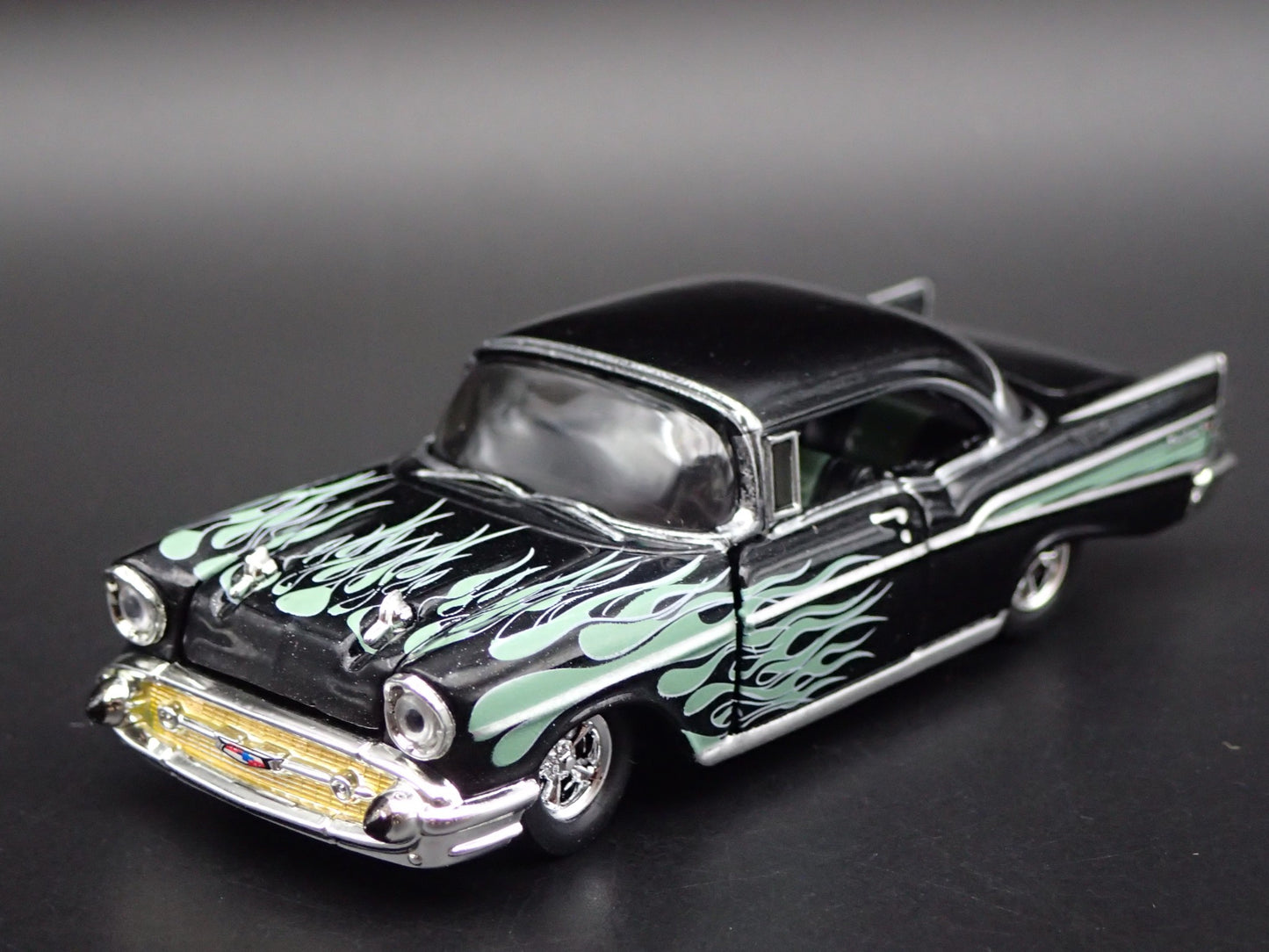 1957 57 CHEVY CHEVROLET BEL AIR 1:64 SCALE COLLECTIBLE DIORAMA DIECAST MODEL CAR