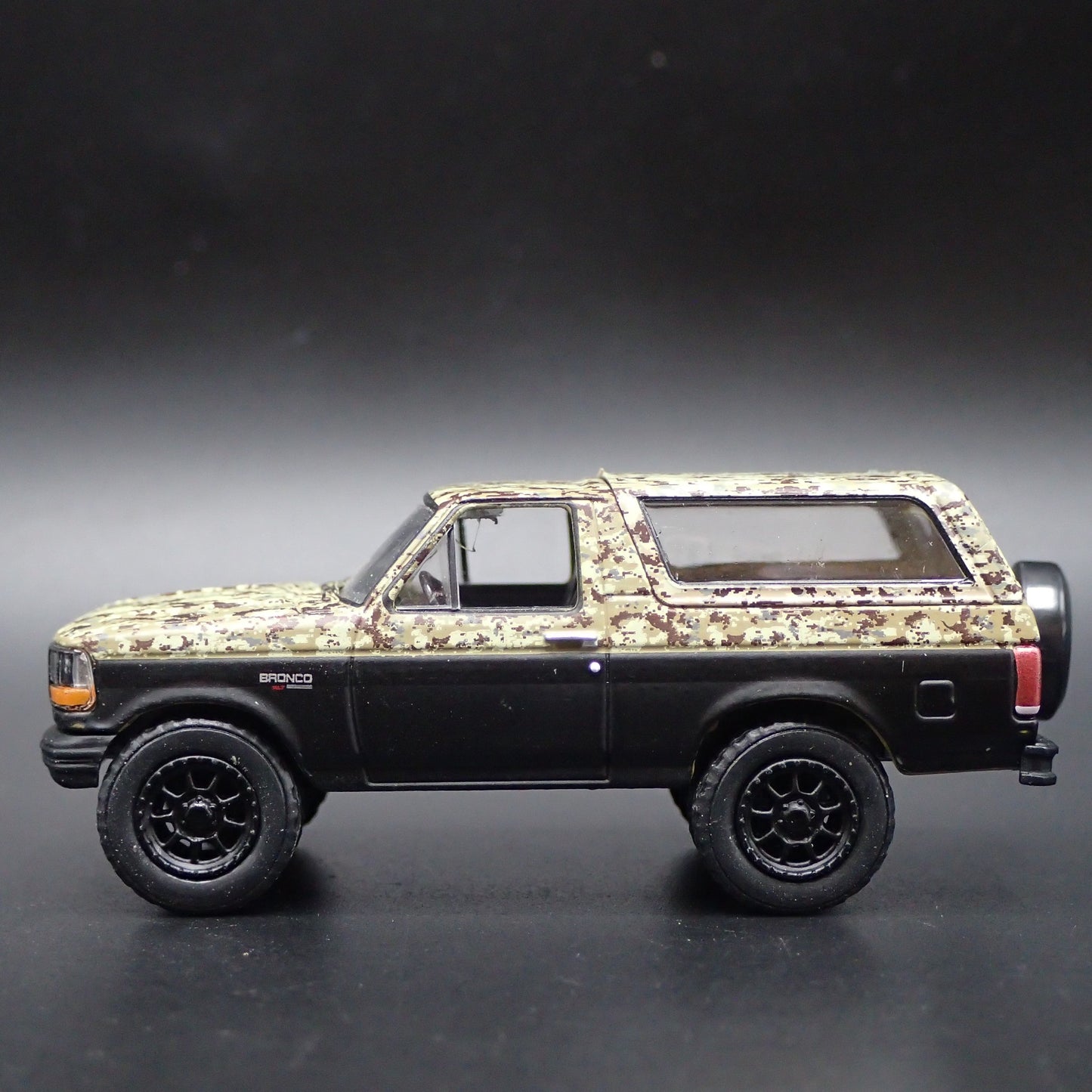 1996 96 FORD BRONCO CAMO RARE 1:64 SCALE COLLECTIBLE DIORAMA DIECAST MODEL CAR