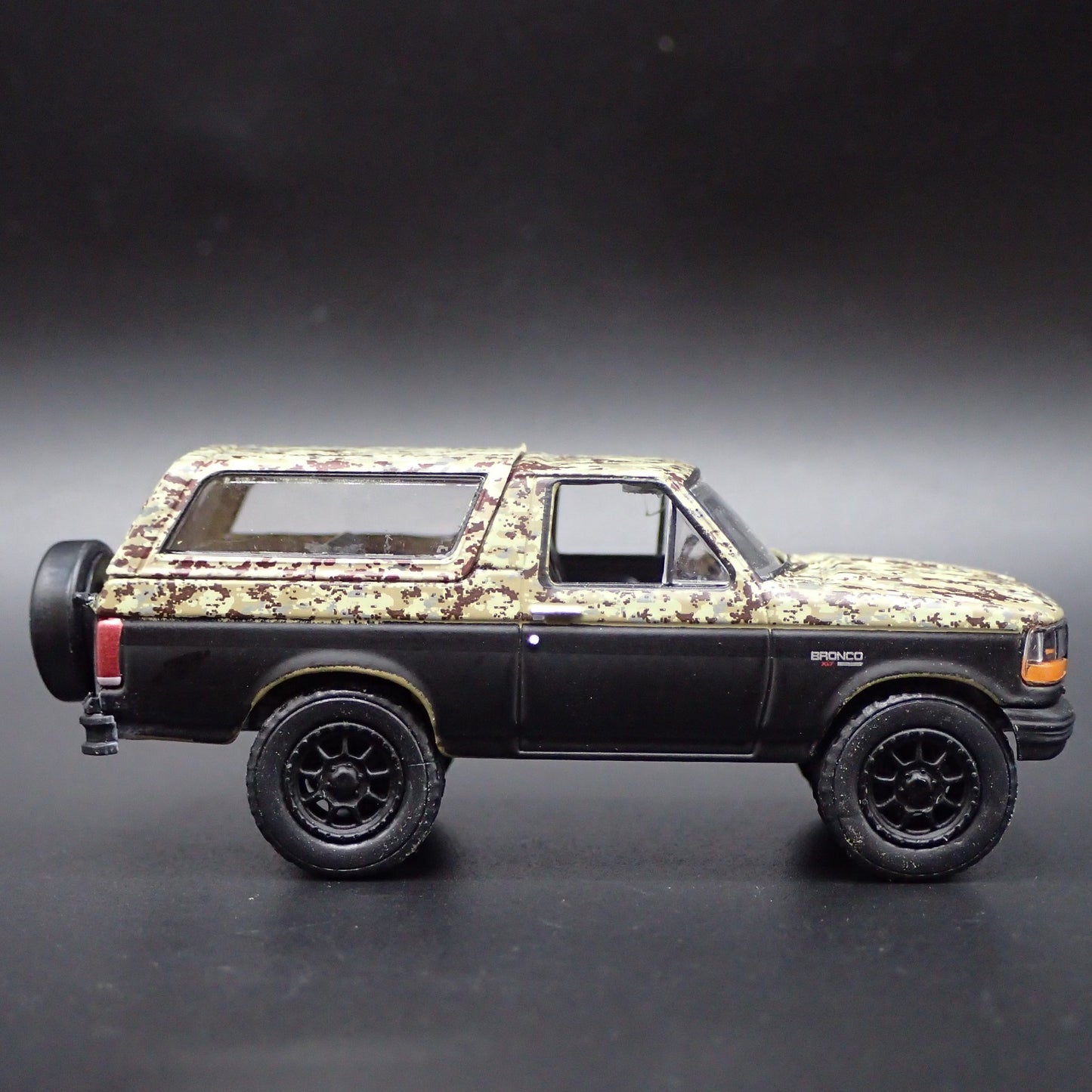 1996 96 FORD BRONCO CAMO RARE 1:64 SCALE COLLECTIBLE DIORAMA DIECAST MODEL CAR