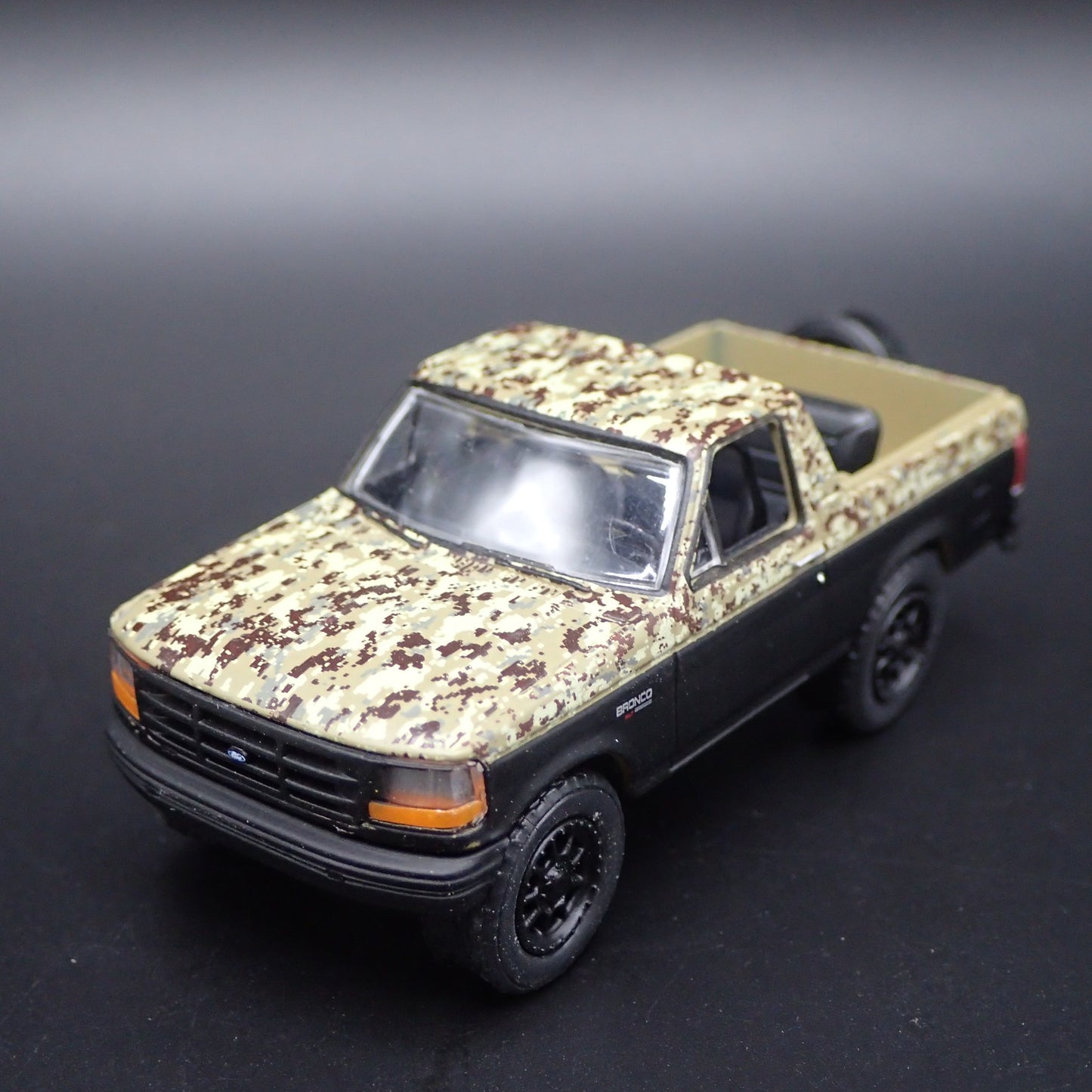 1996 96 FORD BRONCO CAMO RARE 1:64 SCALE COLLECTIBLE DIORAMA DIECAST MODEL CAR