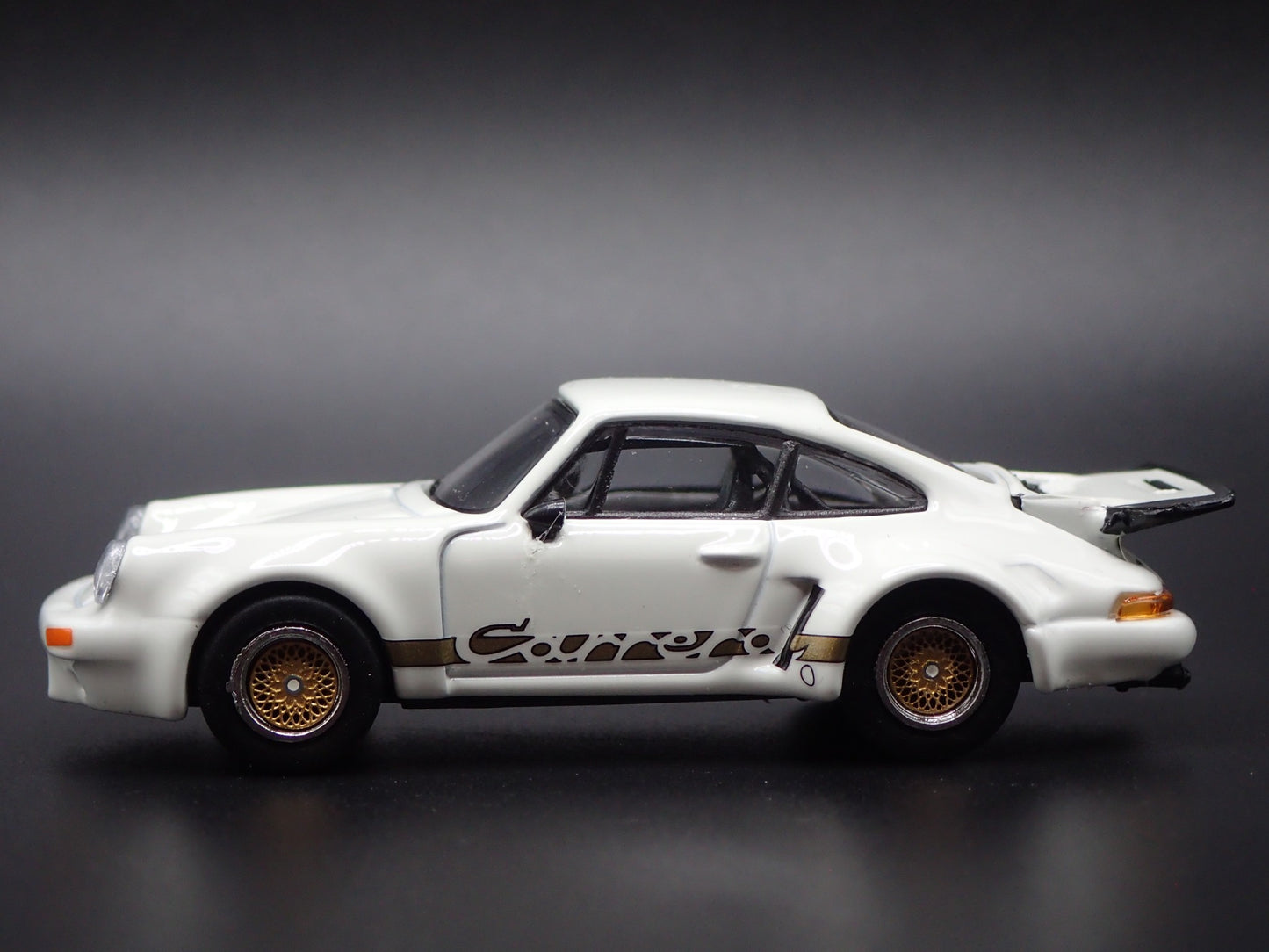 PORSCHE 911 CARRERA RSR 3.0 WHITE 1:64 SCALE DIORAMA DIECAST MODEL CAR