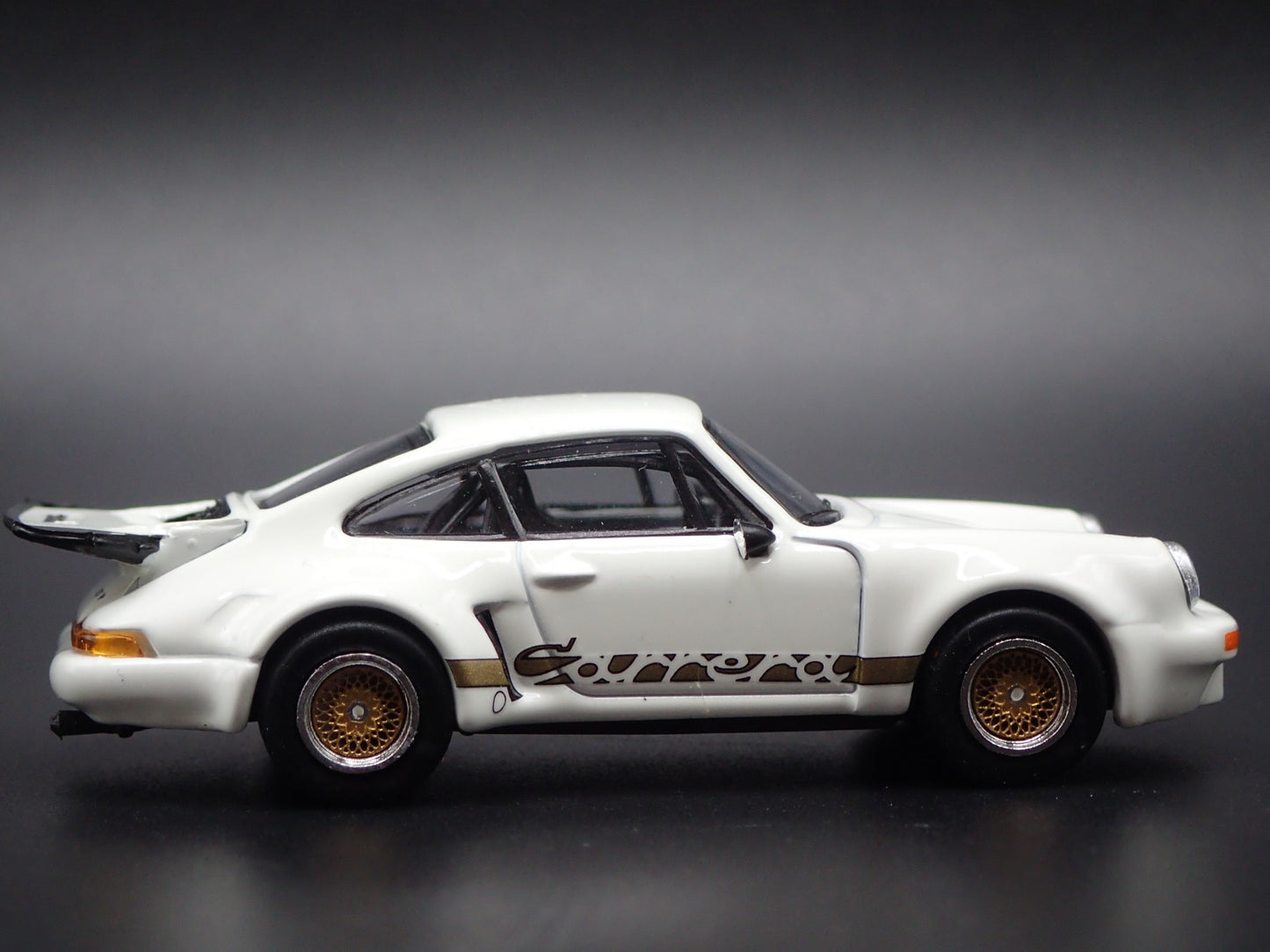PORSCHE 911 CARRERA RSR 3.0 WHITE 1:64 SCALE DIORAMA DIECAST MODEL CAR