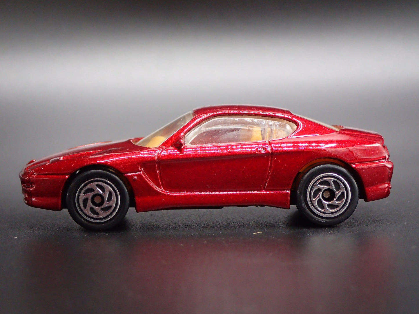 1992-1997 FERRARI 456 GT RED 1:64 SCALE COLLECTIBLE DIORAMA DIECAST MODEL CAR