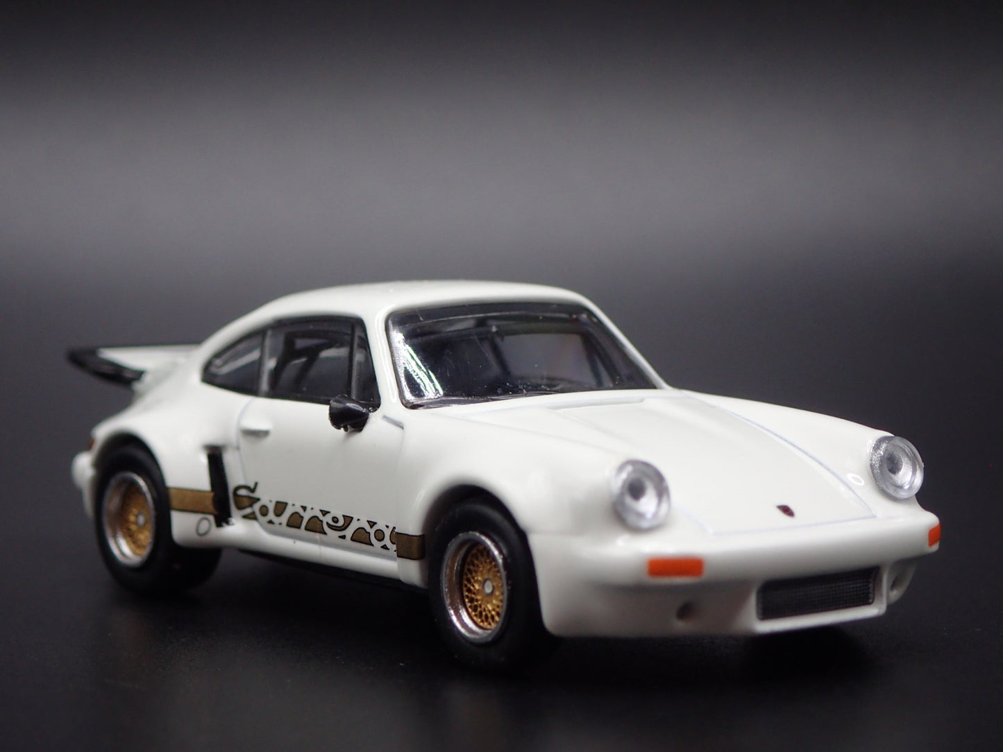 PORSCHE 911 CARRERA RSR 3.0 WHITE 1:64 SCALE DIORAMA DIECAST MODEL CAR