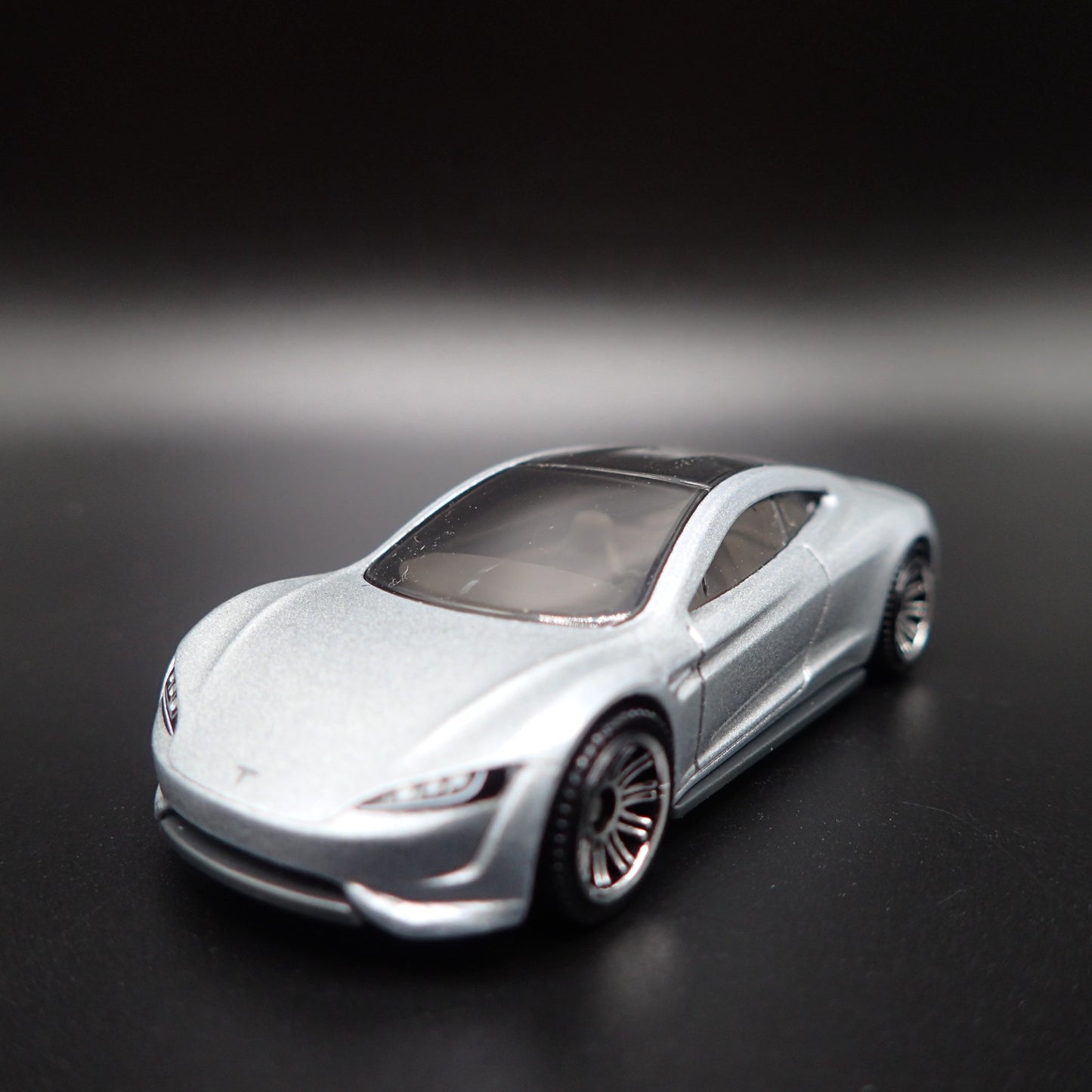 TESLA ROADSTER CONCEPT SILVER 1:64 SCALE COLLECTIBLE DIORAMA DIECAST MODEL CAR