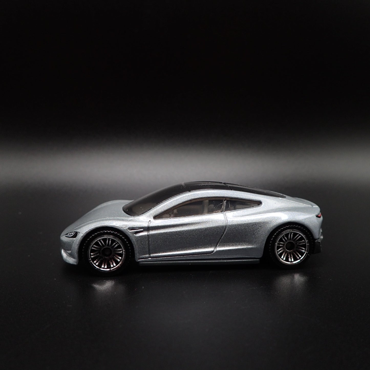 TESLA ROADSTER CONCEPT SILVER 1:64 SCALE COLLECTIBLE DIORAMA DIECAST MODEL CAR