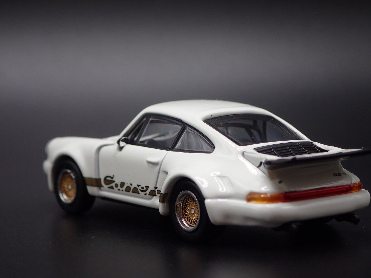 PORSCHE 911 CARRERA RSR 3.0 WHITE 1:64 SCALE DIORAMA DIECAST MODEL CAR