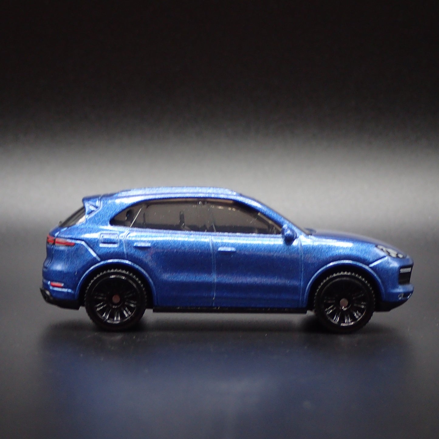 2018-2025 PORSCHE CAYENNE TURBO 1:64 SCALE COLLECTIBLE DIORAMA DIECAST MODEL CAR
