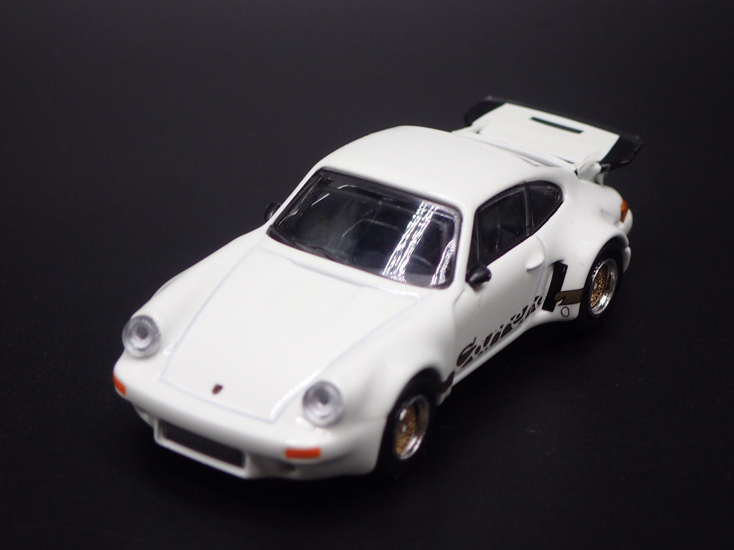 PORSCHE 911 CARRERA RSR 3.0 WHITE 1:64 SCALE DIORAMA DIECAST MODEL CAR